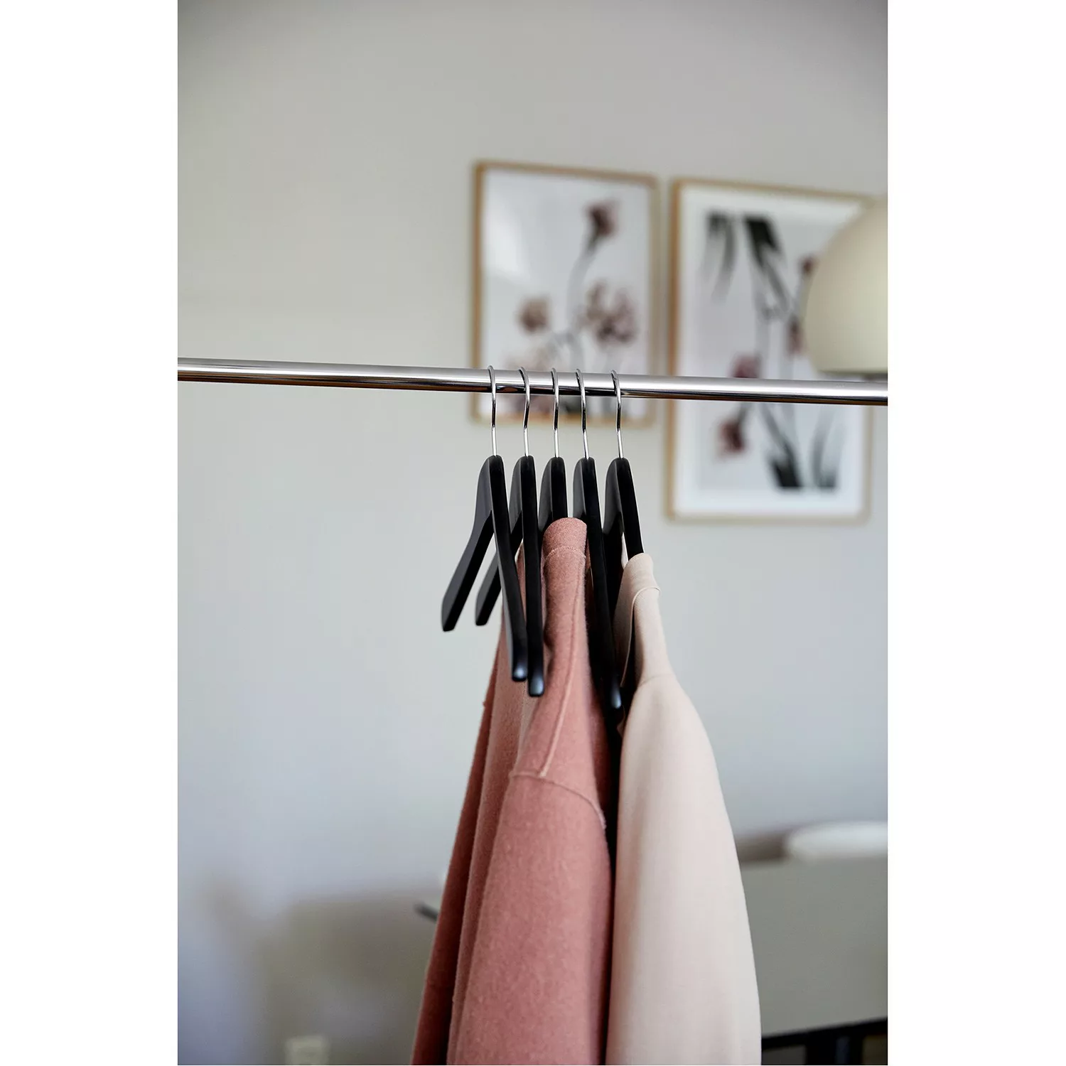 WENKO Kleiderbügel Paris Schwarz 5er Set, Garderobenbügel in schlanker Form günstig online kaufen