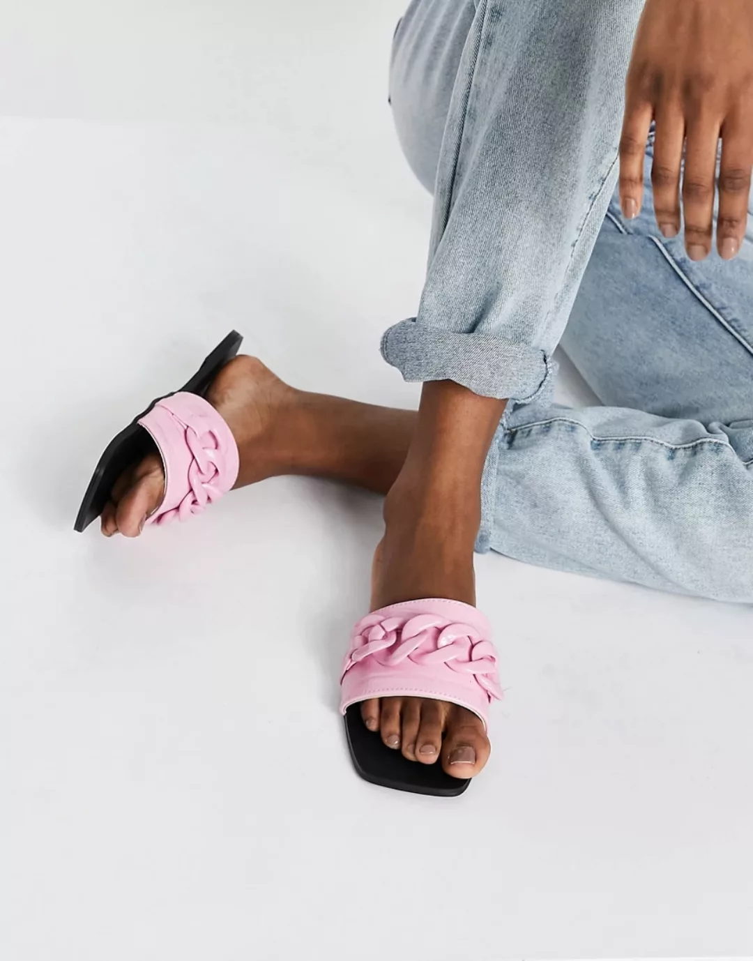 Simmi London – Tashina – Pantoletten in rosafarbener Kroko-Optik mit Verzie günstig online kaufen