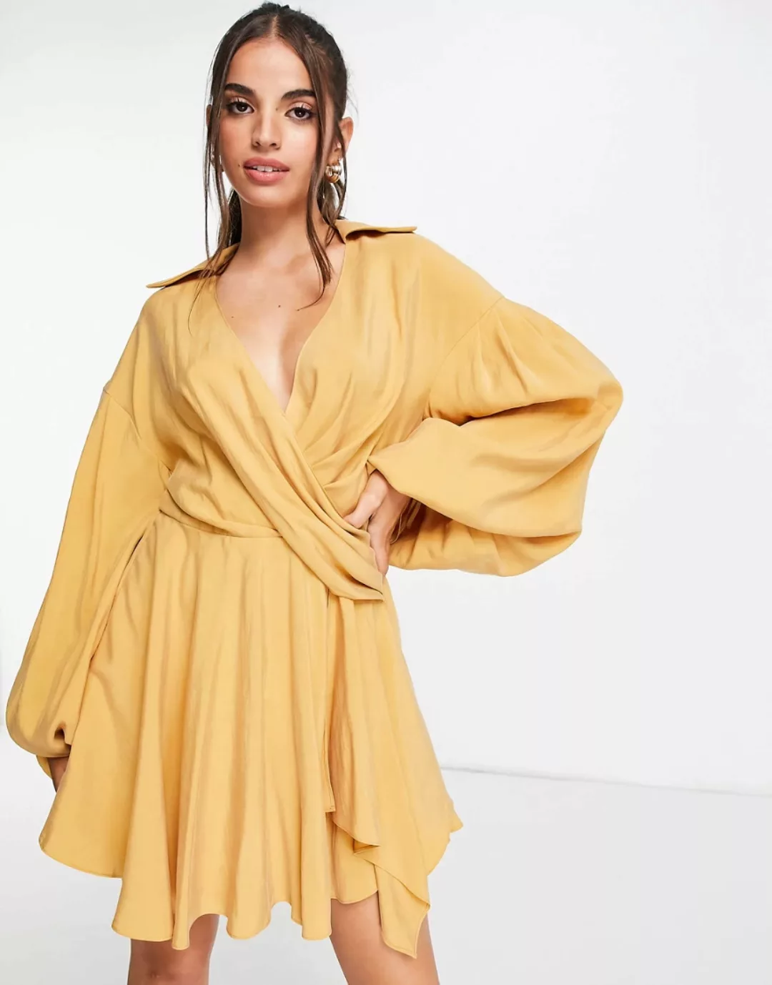 ASOS DESIGN – Blouson-Minikleid aus Cupro mit drapiertem Detail-Gelb günstig online kaufen