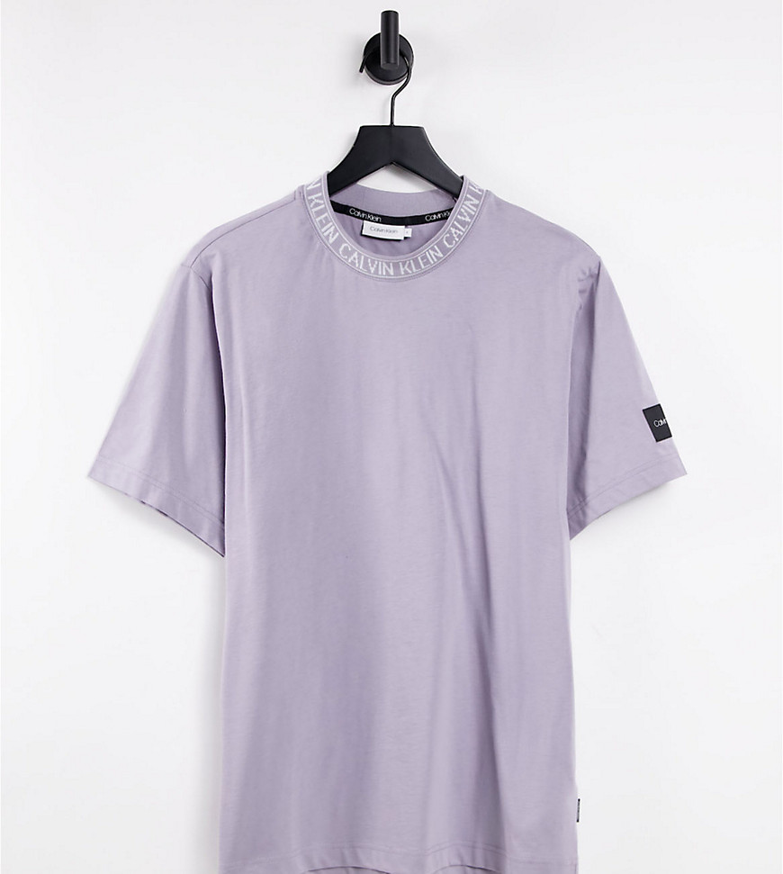 Calvin Klein – Lauf-T-Shirt in Flieder mit Logo am Ausschnitt, exklusiv bei günstig online kaufen