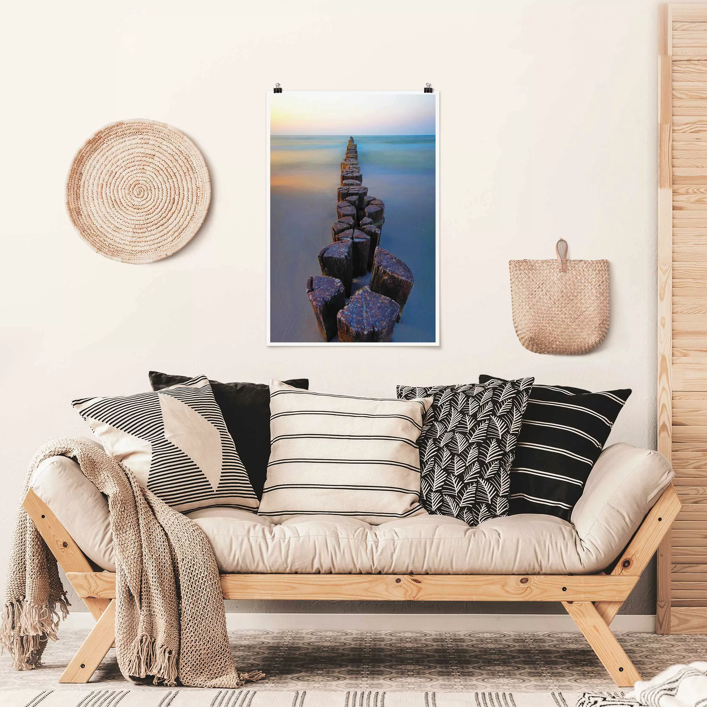 Poster Buhnen bei Sonnenuntergang am Meer günstig online kaufen