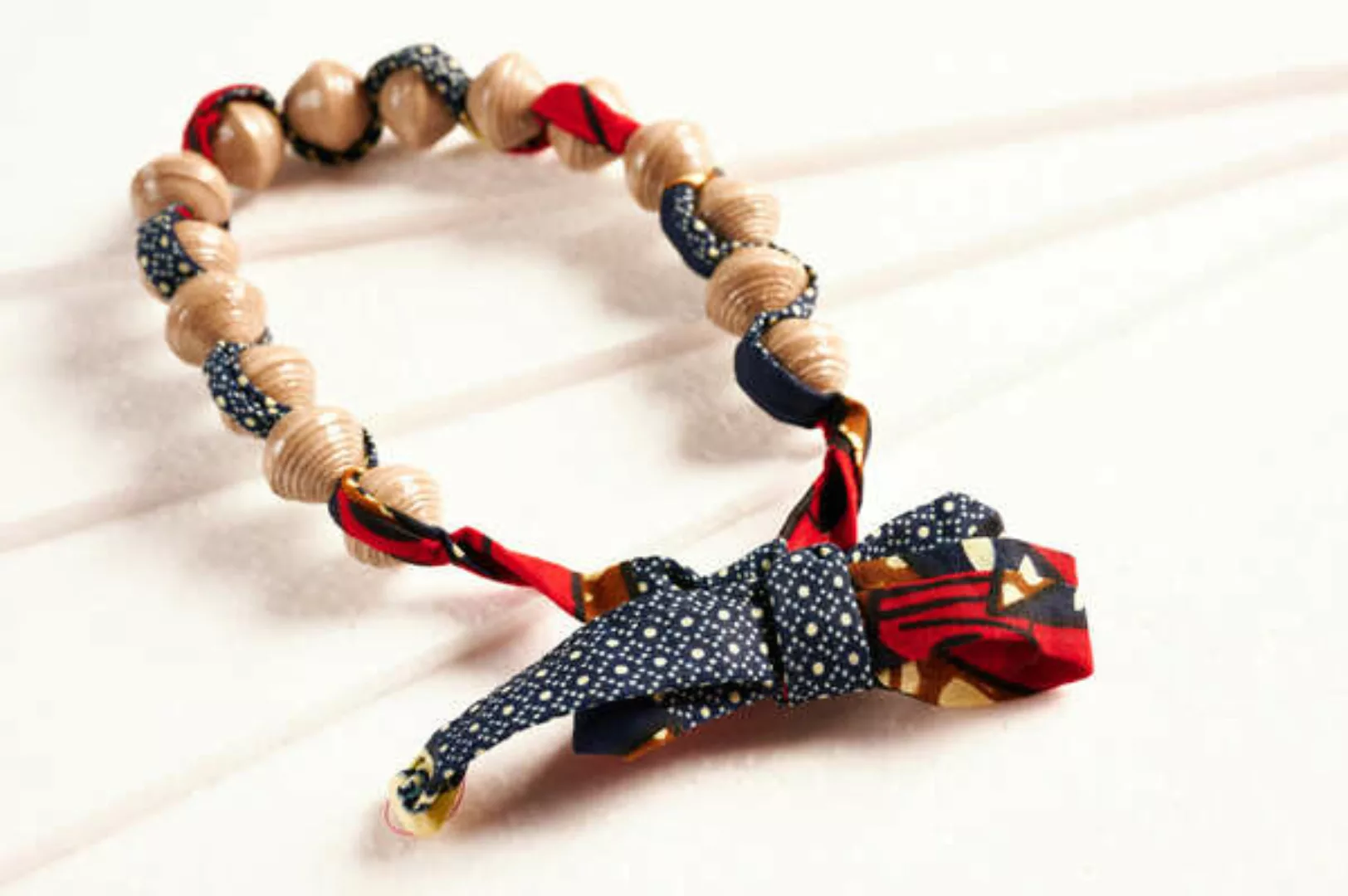 Halskette Aus Großen, Runden Papierperlen Mit Afrikanischem Stoffband "Song günstig online kaufen