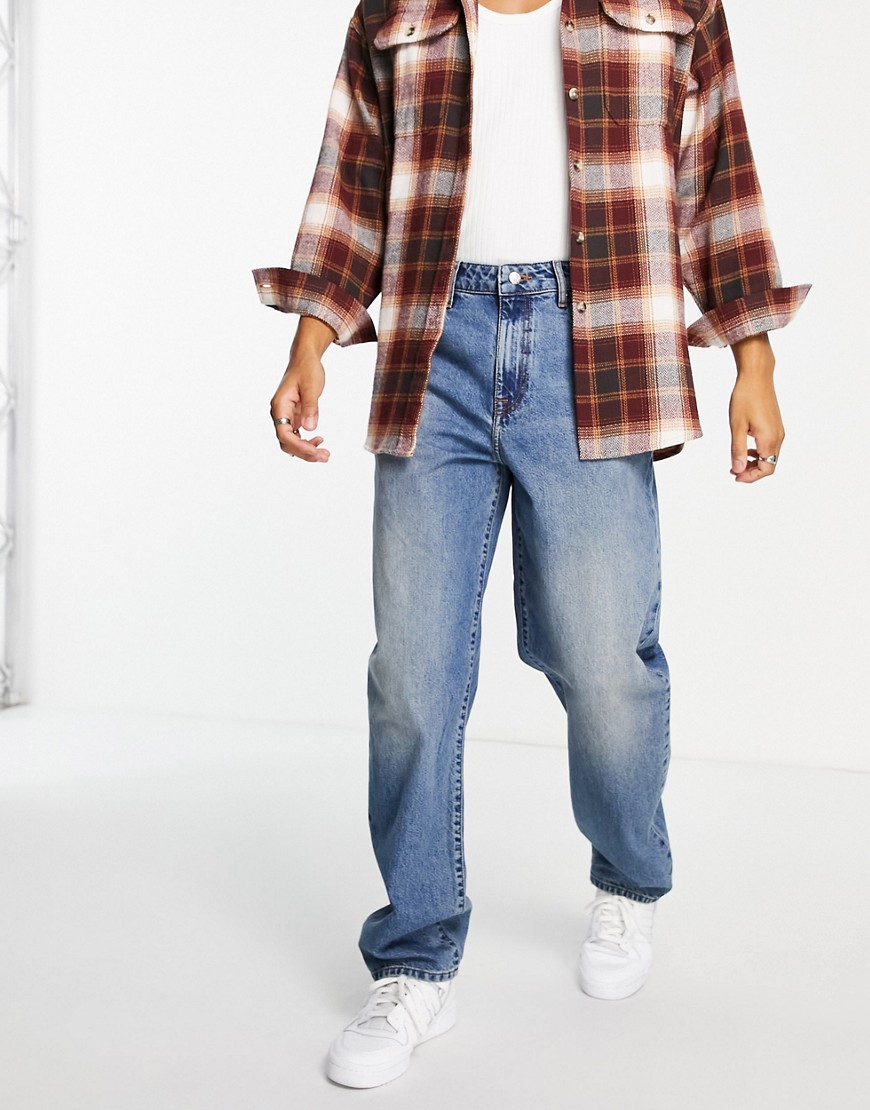 ASOS DESIGN – Weite Jeans in gefärbtem verwaschenem Mittelblau günstig online kaufen