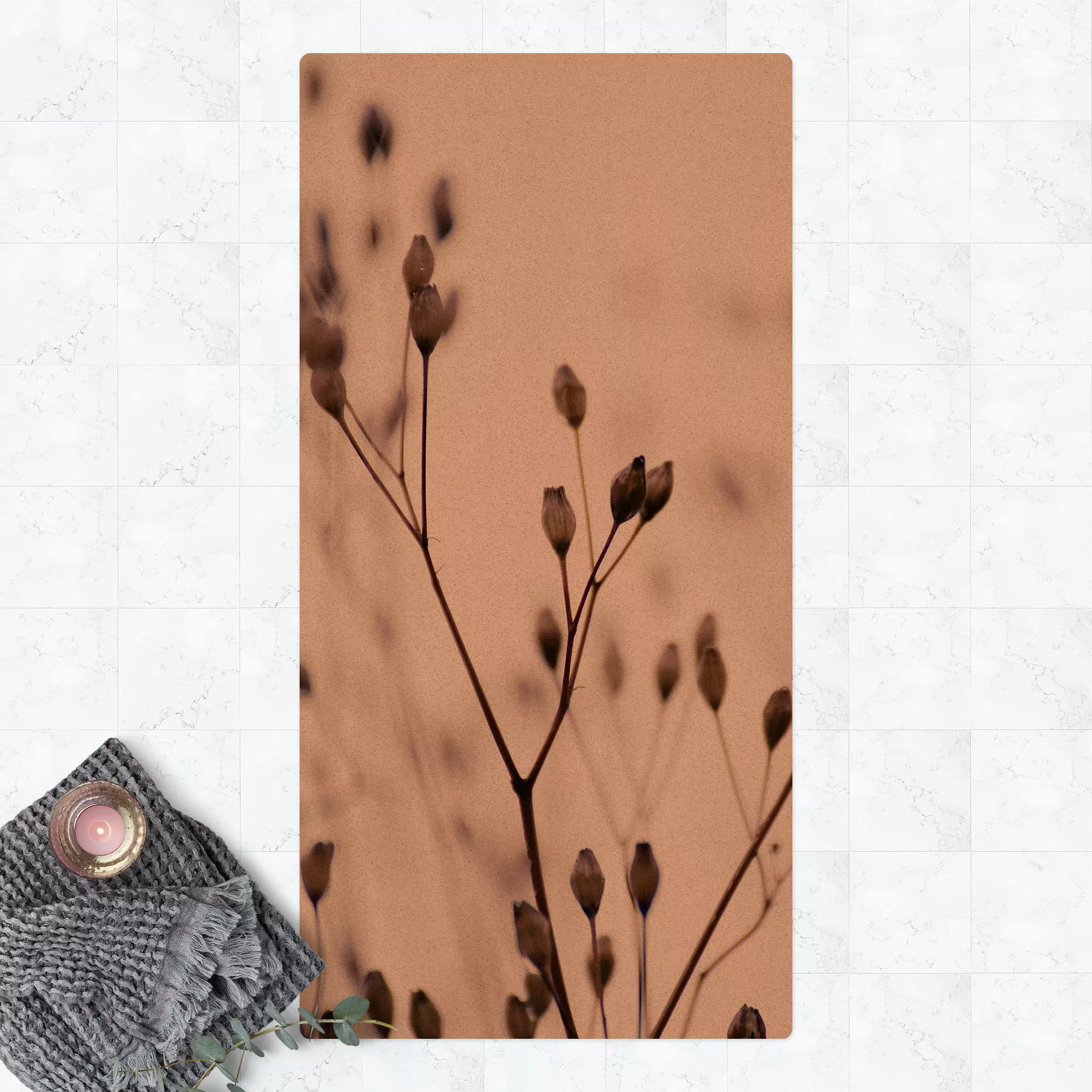 Kork-Teppich Dunkle Knospen am Wildblumenzweig günstig online kaufen