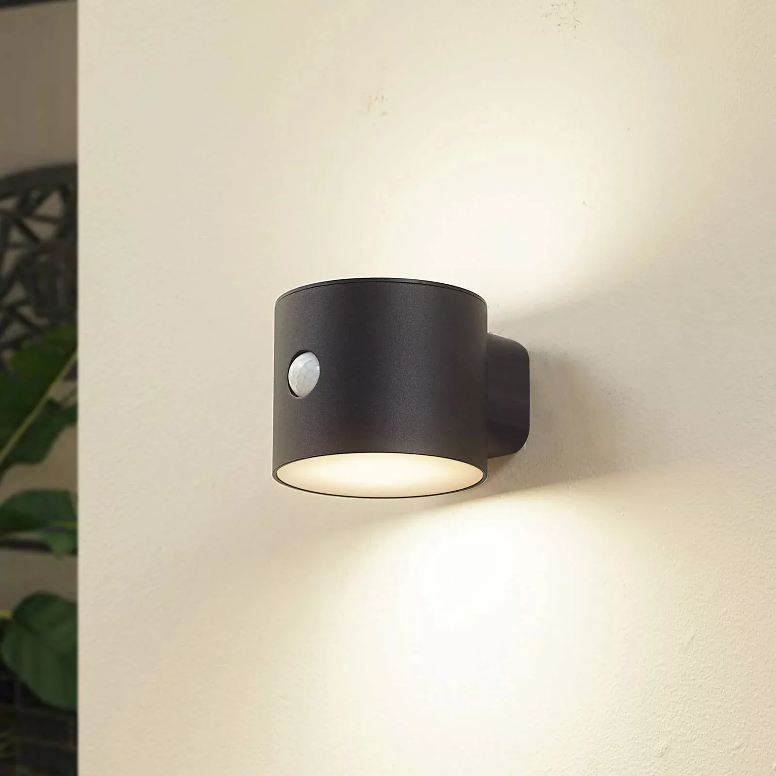 Lindby LED-Solar-Wandleuchte Amren, schwarz, ABS, Sensor günstig online kaufen