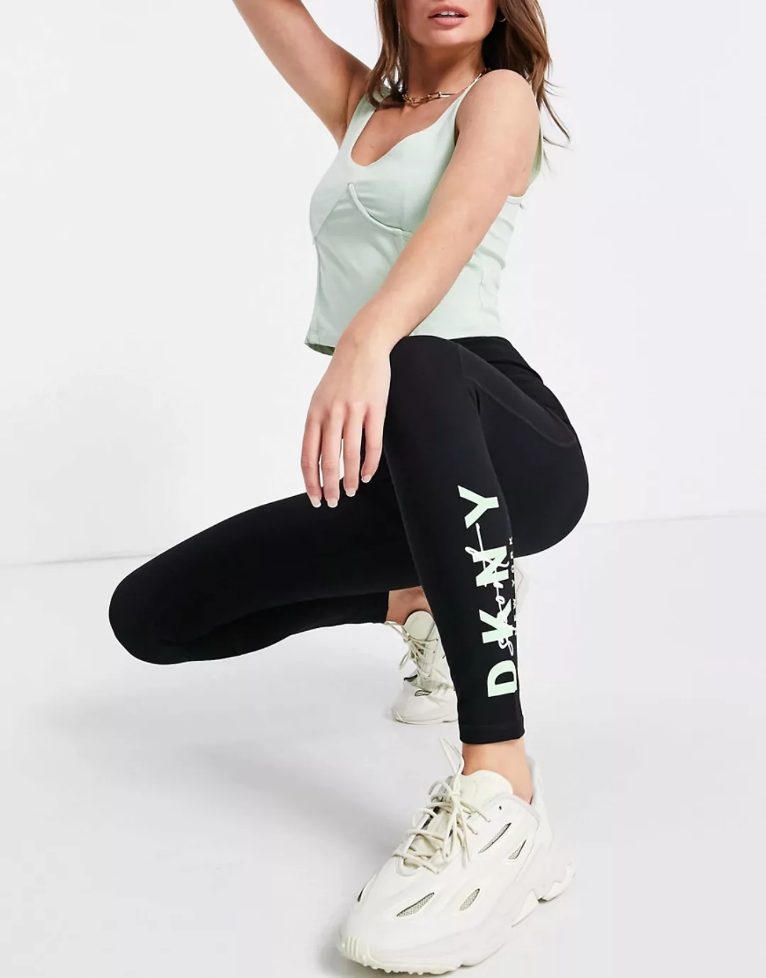 DKNY – Leggings in Schwarz mit hohem Bund und Logo-Schriftzug-Grün günstig online kaufen