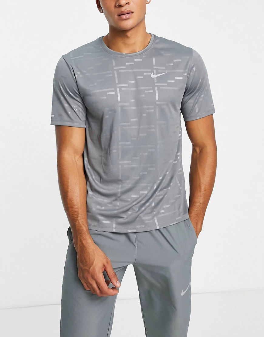 Nike Running – Run Division Miler – T-Shirt in Grau günstig online kaufen