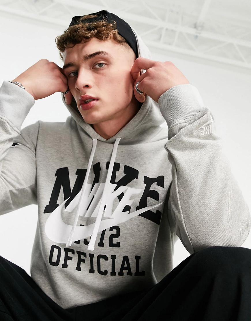 Nike – Kapuzenpullover in Grau mit Vintage-College-Print günstig online kaufen