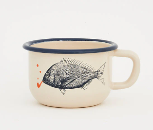 Breite Kaffeetasse aus emailliertem Metall mit Fischen günstig online kaufen