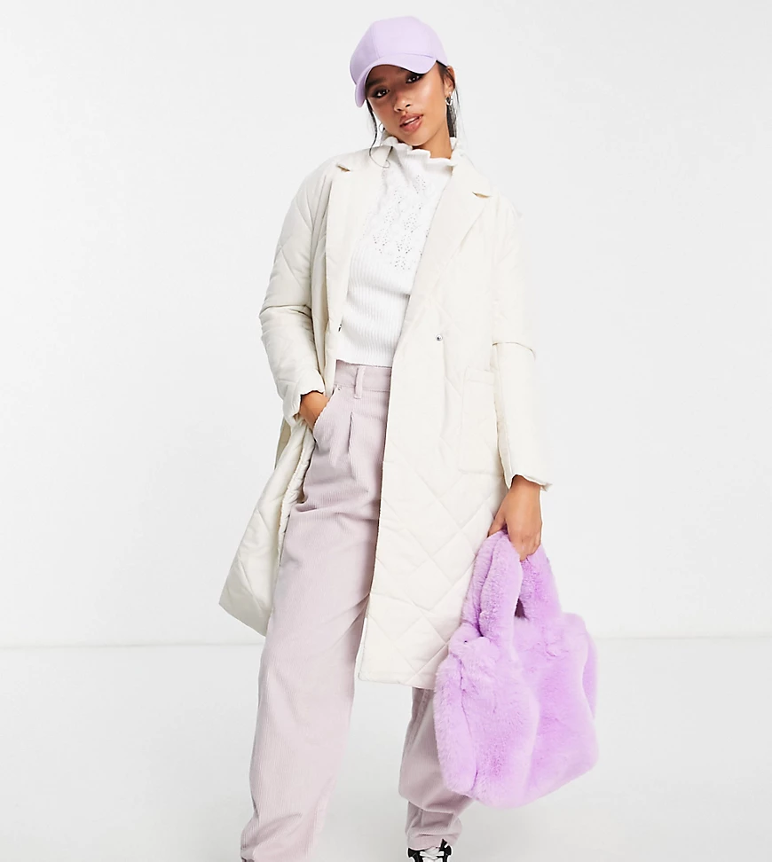 Only Petite – Gesteppter Longline-Mantel in Creme mit Taillenband-Weiß günstig online kaufen