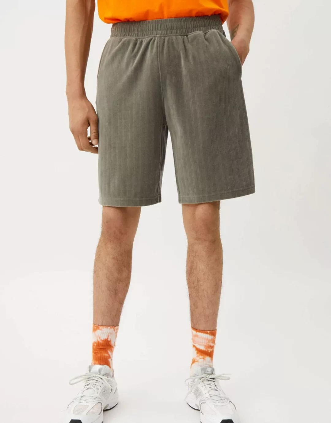 Weekday – Kye – Velours-Shorts in Grau günstig online kaufen