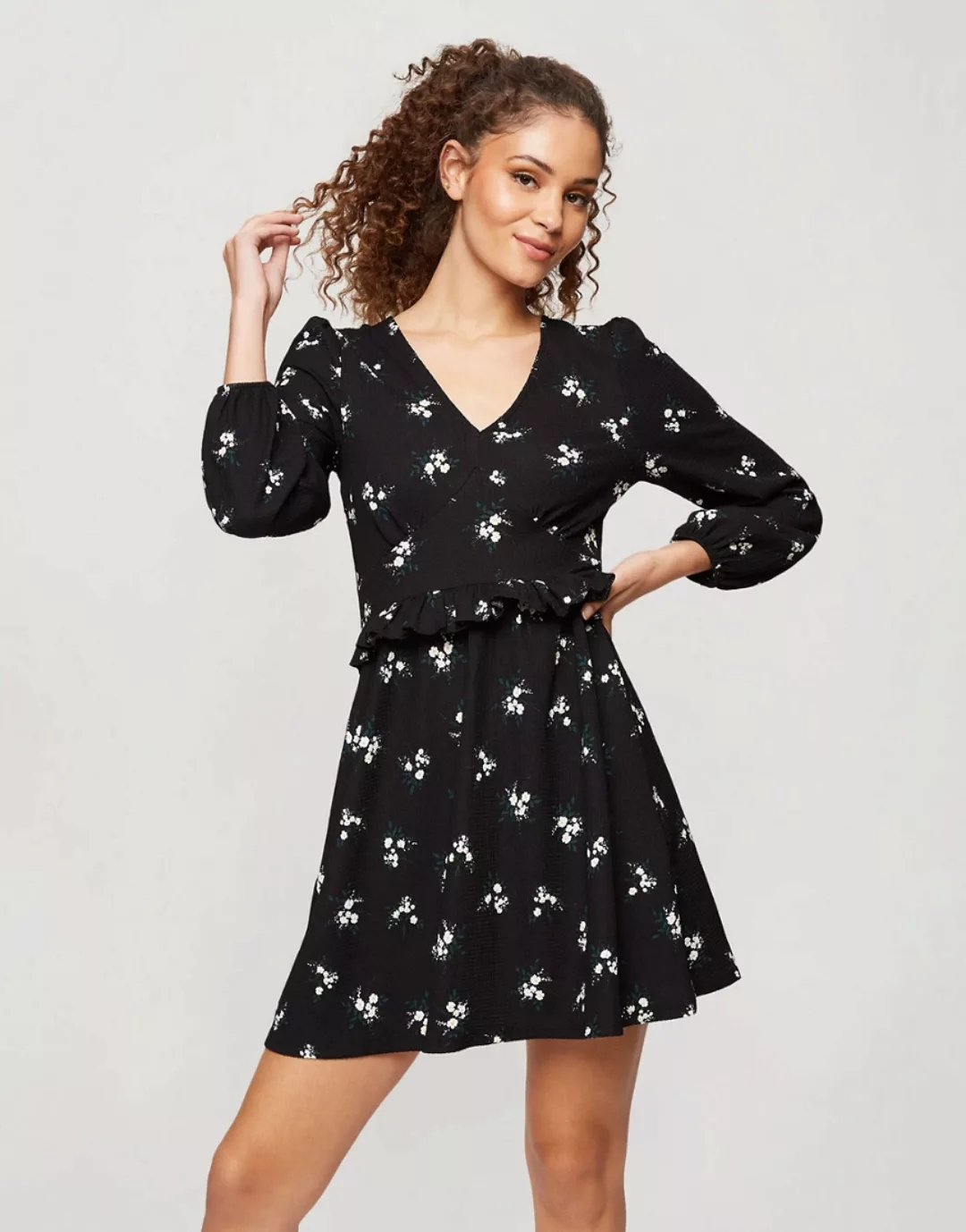 Miss Selfridge – Fit & Flare – Kleid mit schwarzem Blumenmuster günstig online kaufen