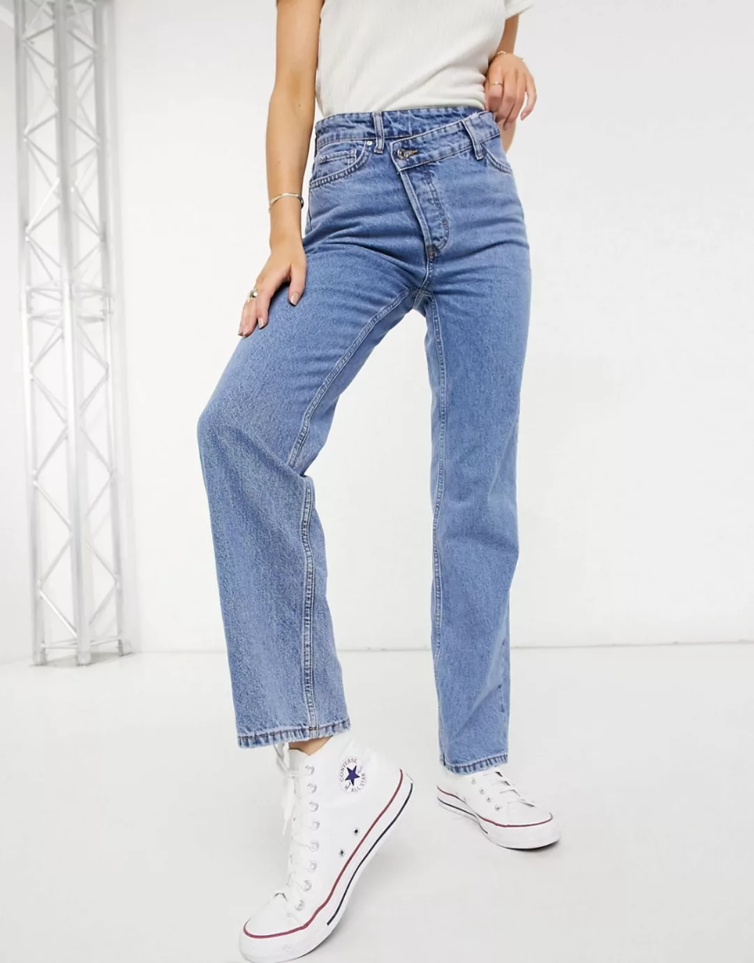 New Look – Jeans mit asymmetrischem Knopfdetail und geradem Bein in Mittelb günstig online kaufen