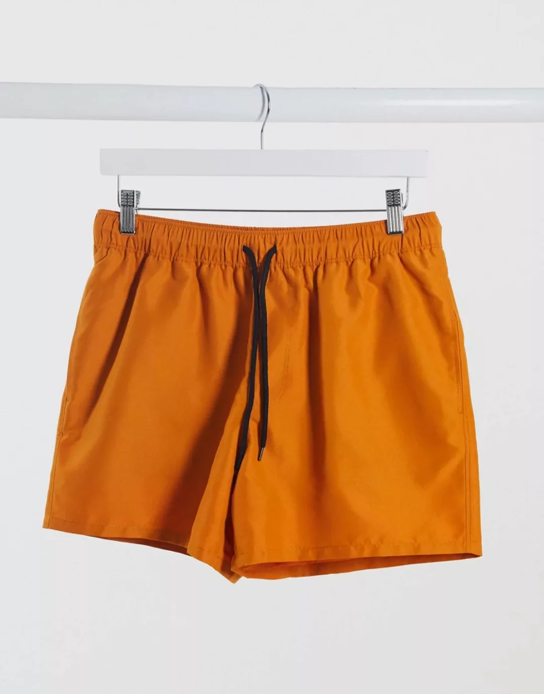ASOS DESIGN – Kurz geschnittene Badeshorts in Orange günstig online kaufen