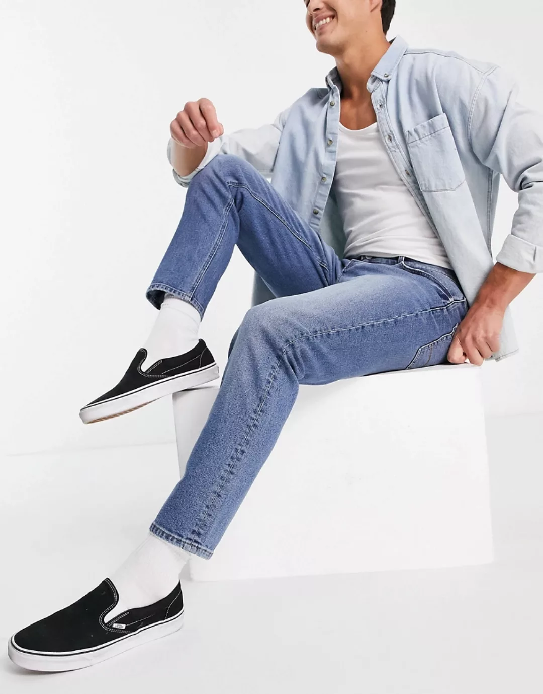 ASOS DESIGN – Schmal zulaufende Stretch-Jeans in dunkler Waschung-Blau günstig online kaufen
