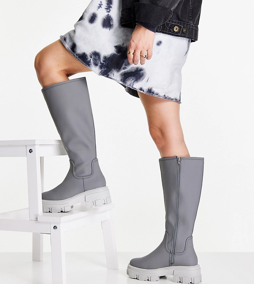 ASOS DESIGN Wide Fit – Carla – Flache, kniehohe Stiefel in Grau mit dicker günstig online kaufen