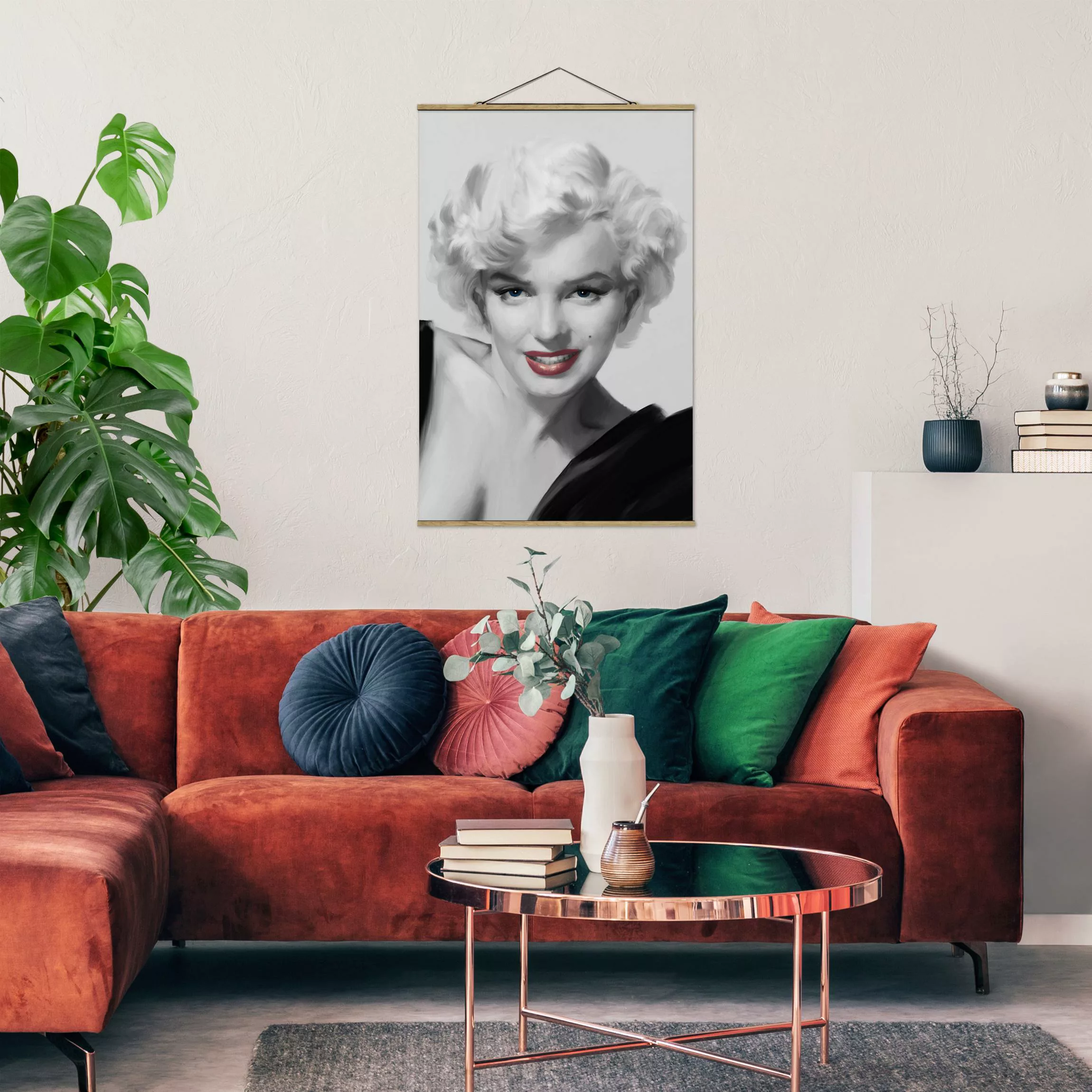 Stoffbild Kunstdruck mit Posterleisten - Hochformat Marilyn auf Sofa günstig online kaufen