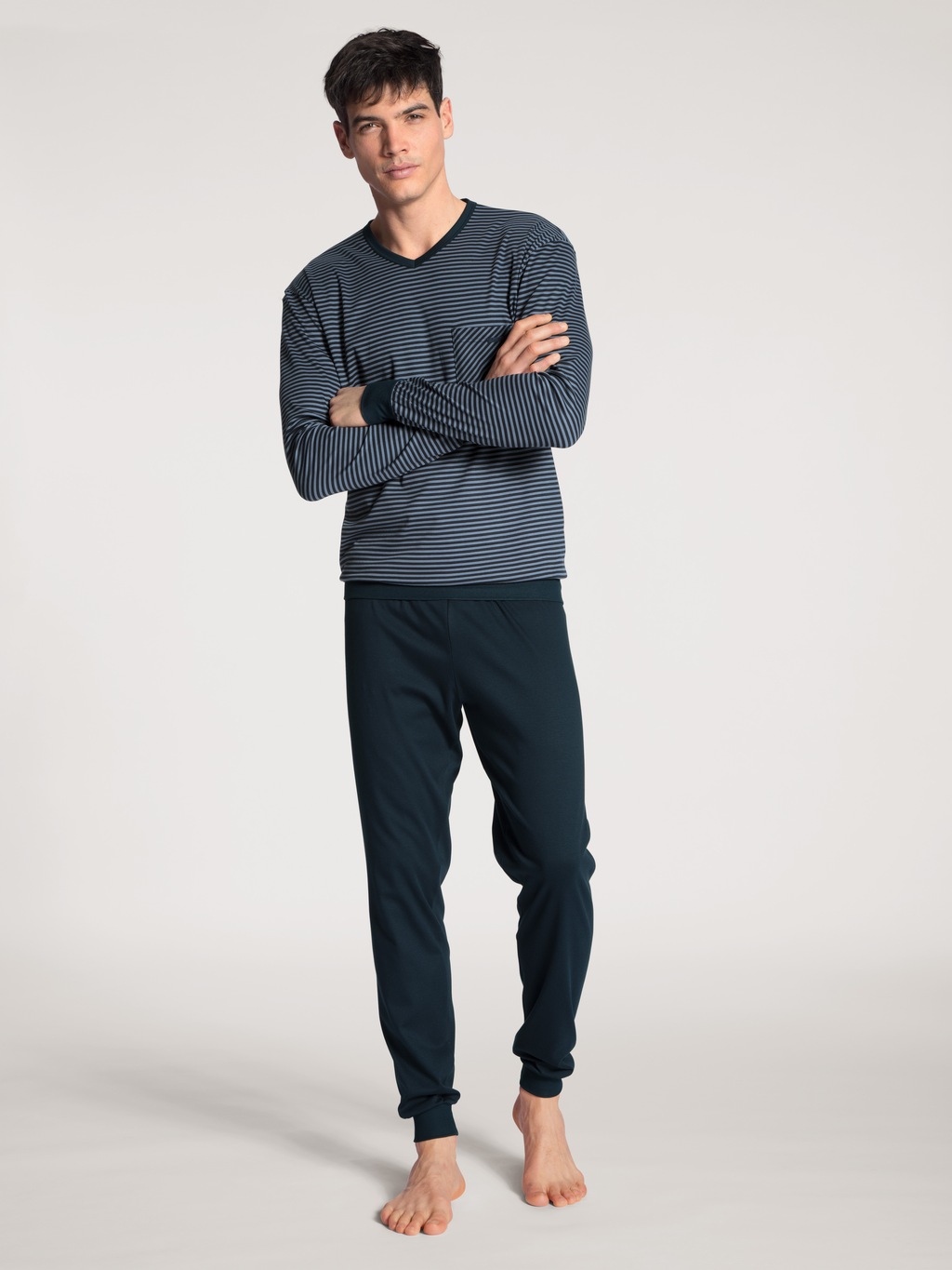 CALIDA Schlafanzug "Relax Streamline", (2 tlg.), mit V-Neck und Bündchen günstig online kaufen