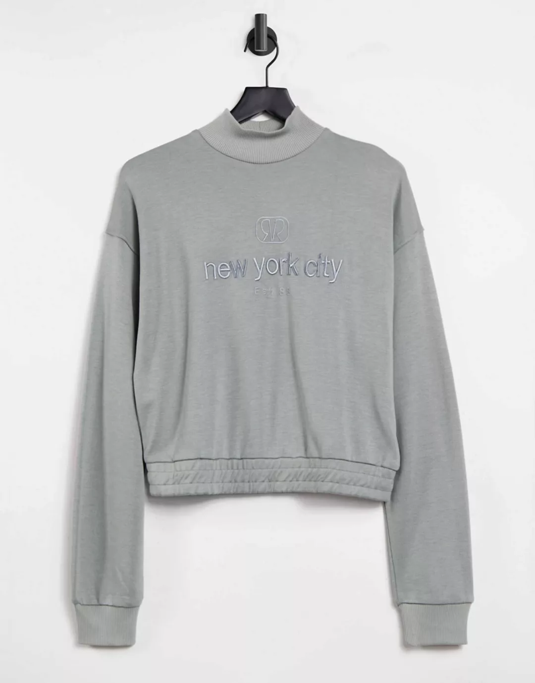 River Island – Kurzes, hochgeschlossenes Sweatshirt mit „New York”-Slogan i günstig online kaufen