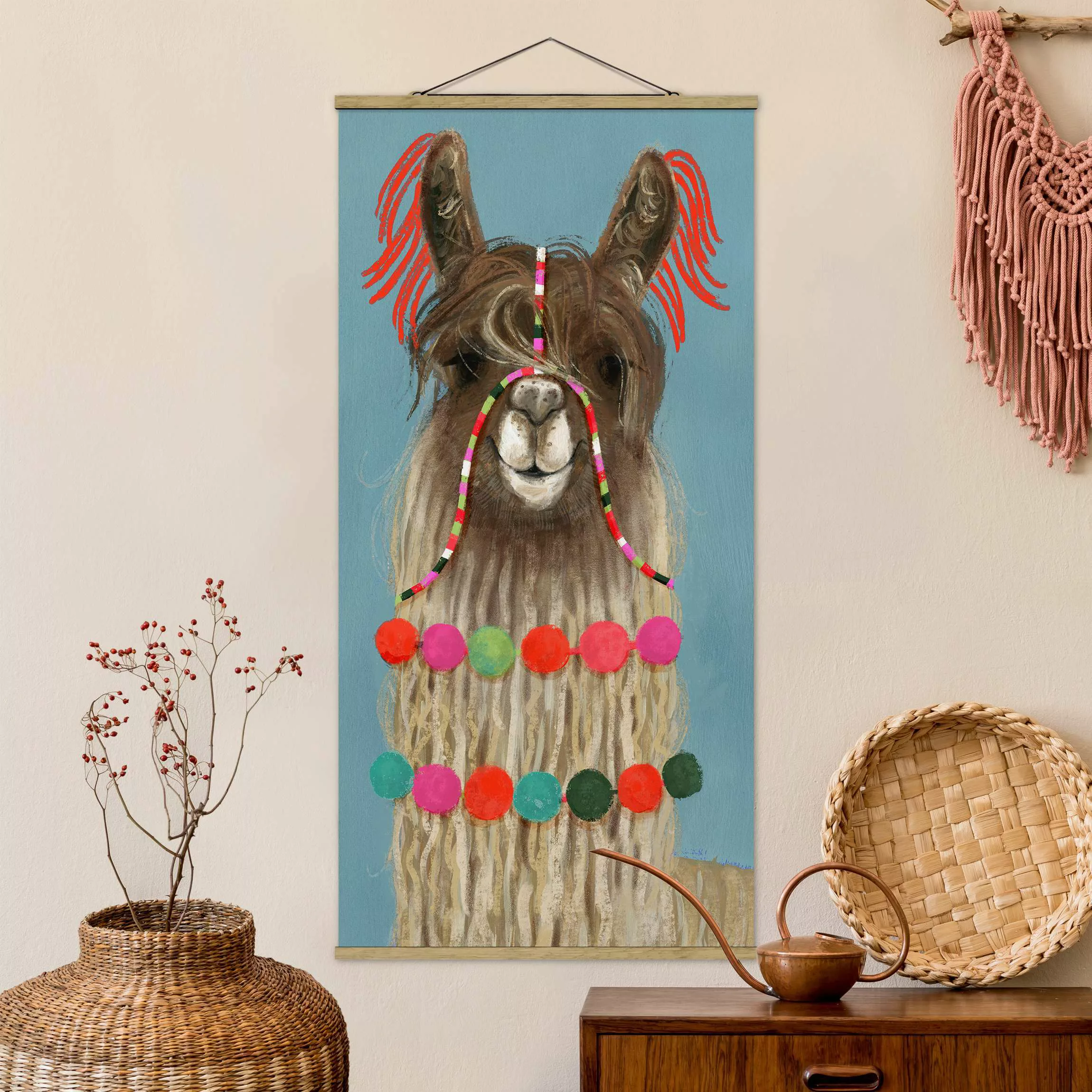 Stoffbild Tiere mit Posterleisten - Hochformat Lama mit Schmuck I günstig online kaufen