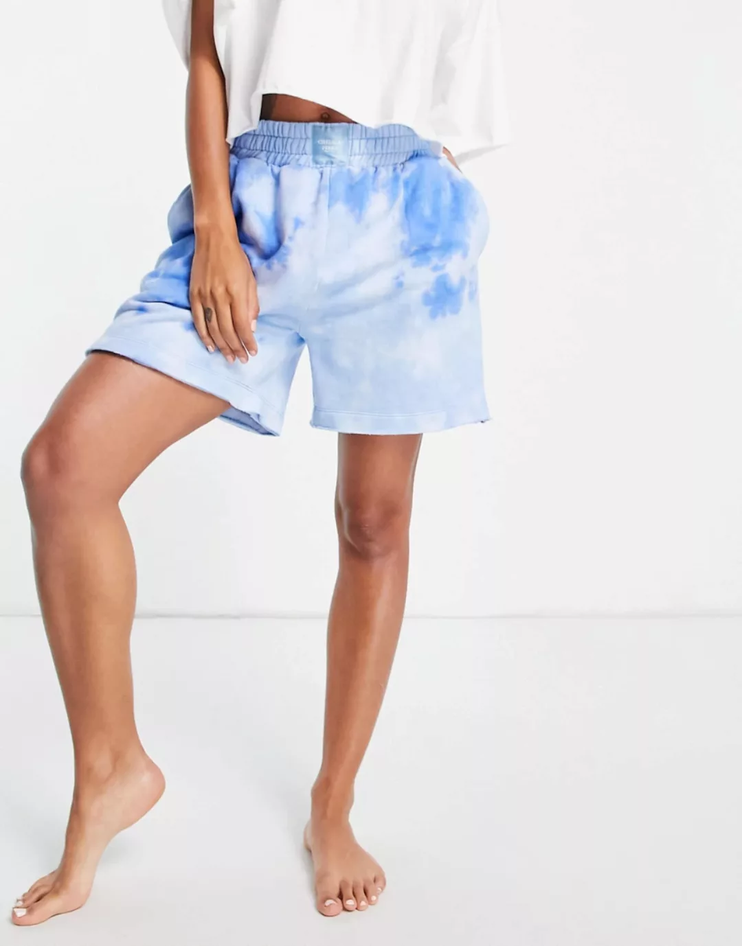 Chelsea Peers – Boyfriend-Shorts aus Bio-Baumwolle mit Batikmuster in Blau günstig online kaufen