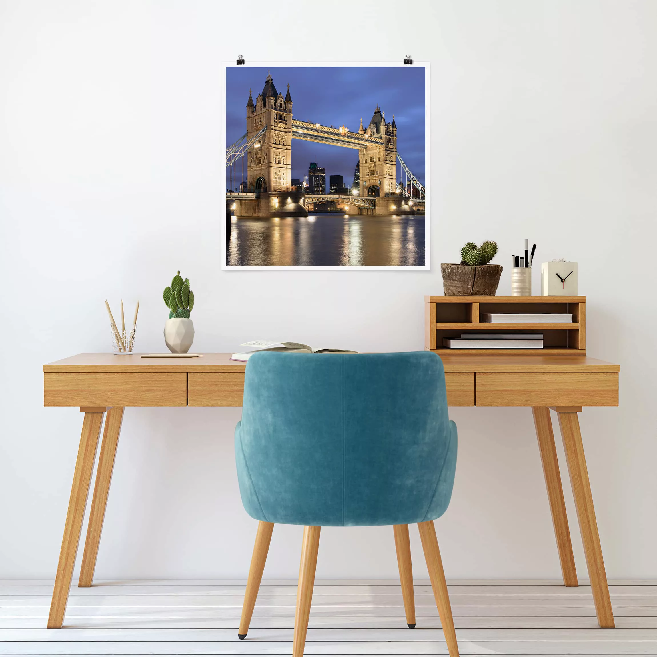 Poster Architektur & Skyline - Quadrat Tower Brücke bei Nacht günstig online kaufen