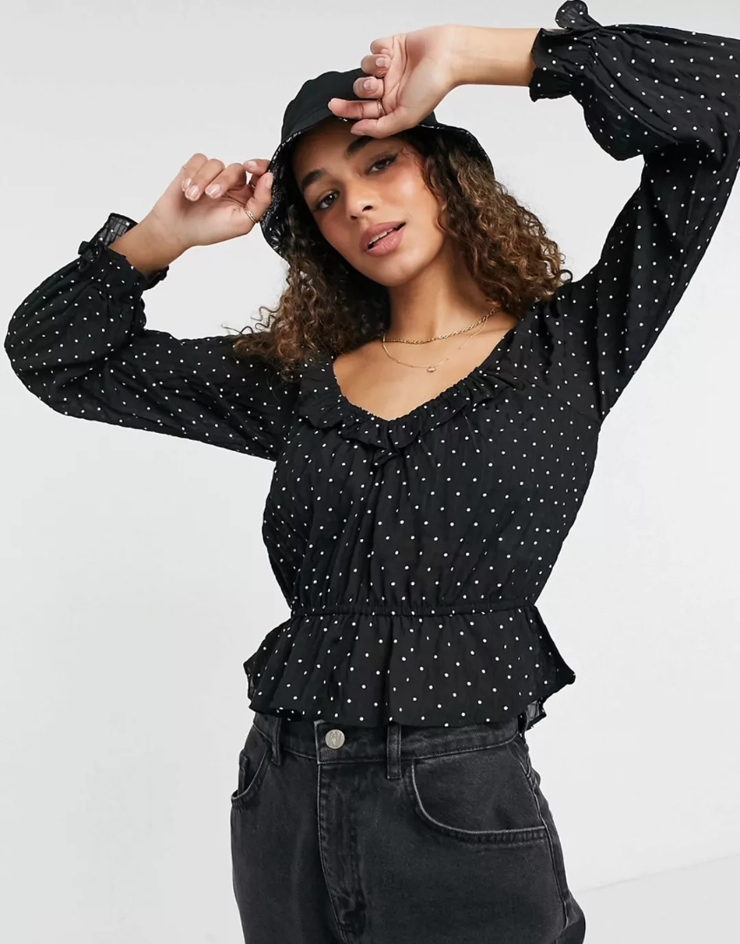 Brave Soul – Gianina – Gepunktete Bluse mit Rüschen am Ausschnitt-Schwarz günstig online kaufen