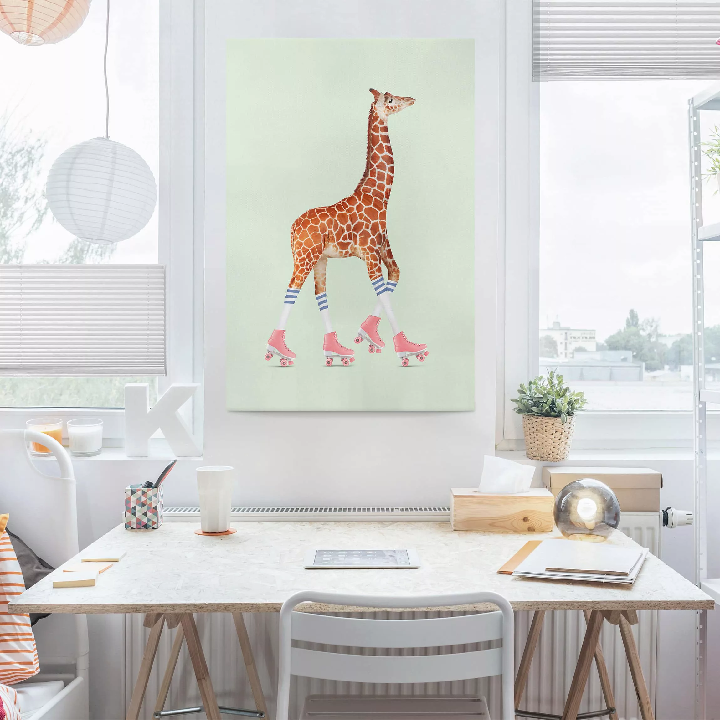 Leinwandbild Kinderzimmer - Hochformat Giraffe mit Rollschuhen günstig online kaufen