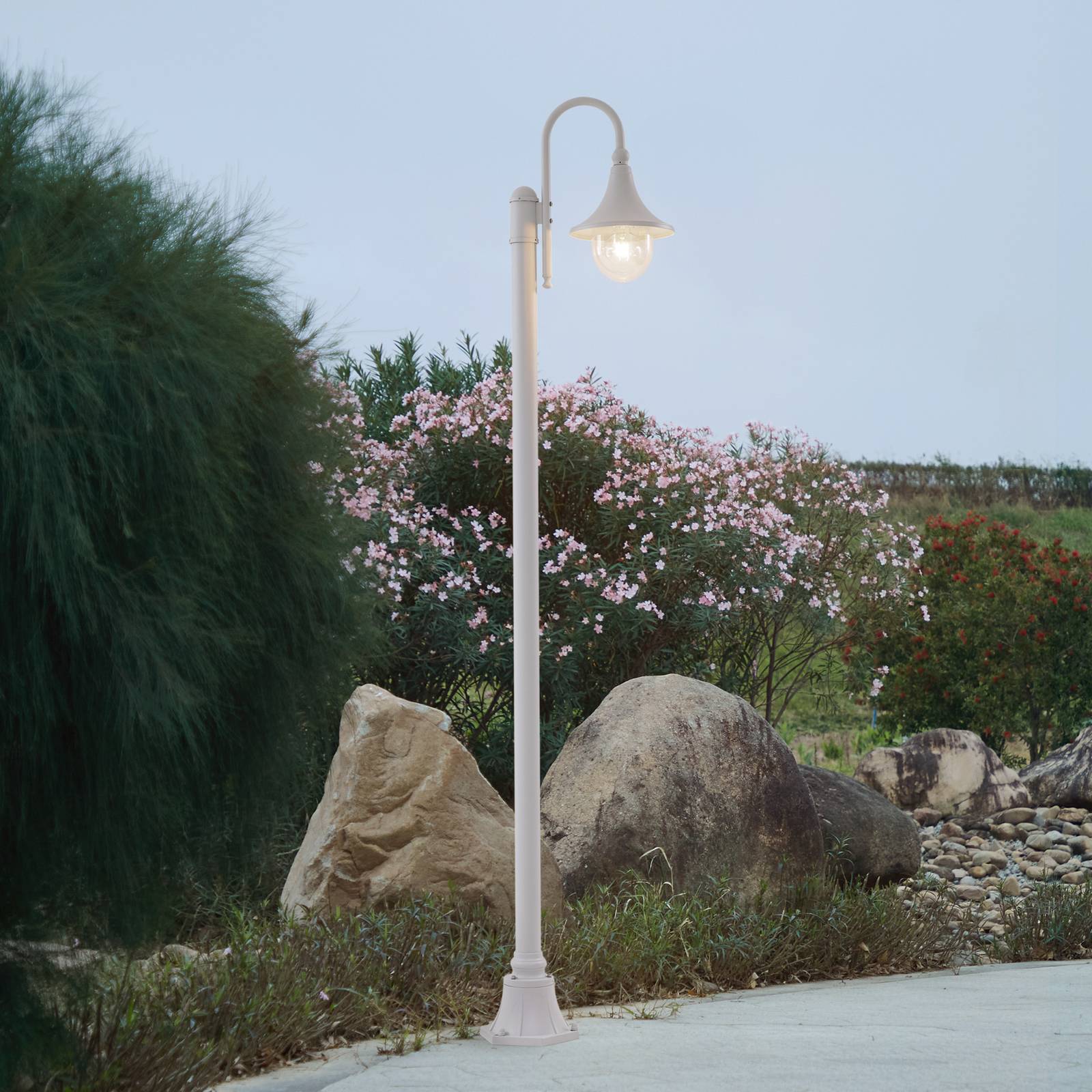 Lindby Außenleuchte Daphne, 220 cm, weiß, Metall, E27 günstig online kaufen