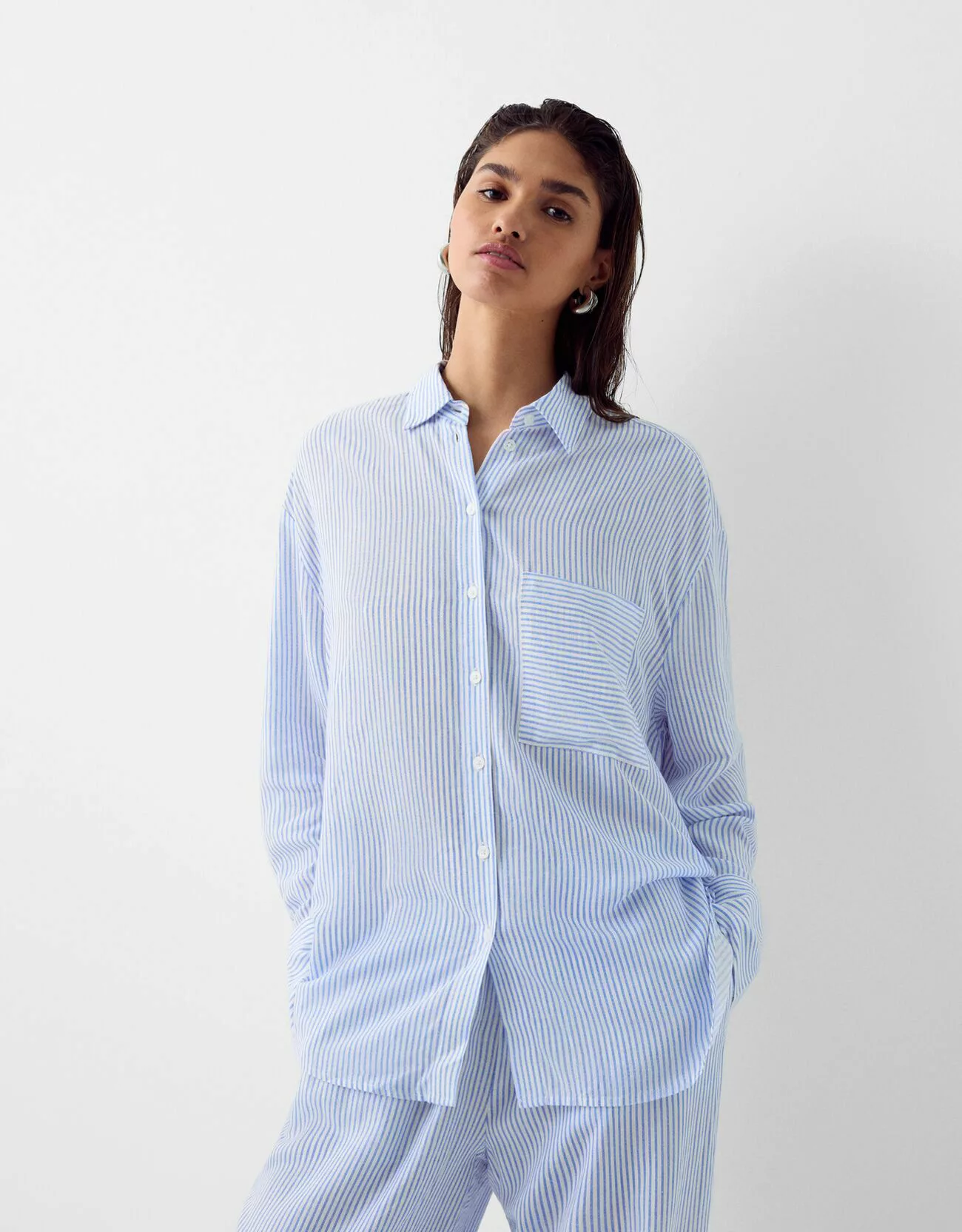 Bershka Rustikales Oversize-Hemd Mit Langen Ärmeln Damen S Hellblau günstig online kaufen