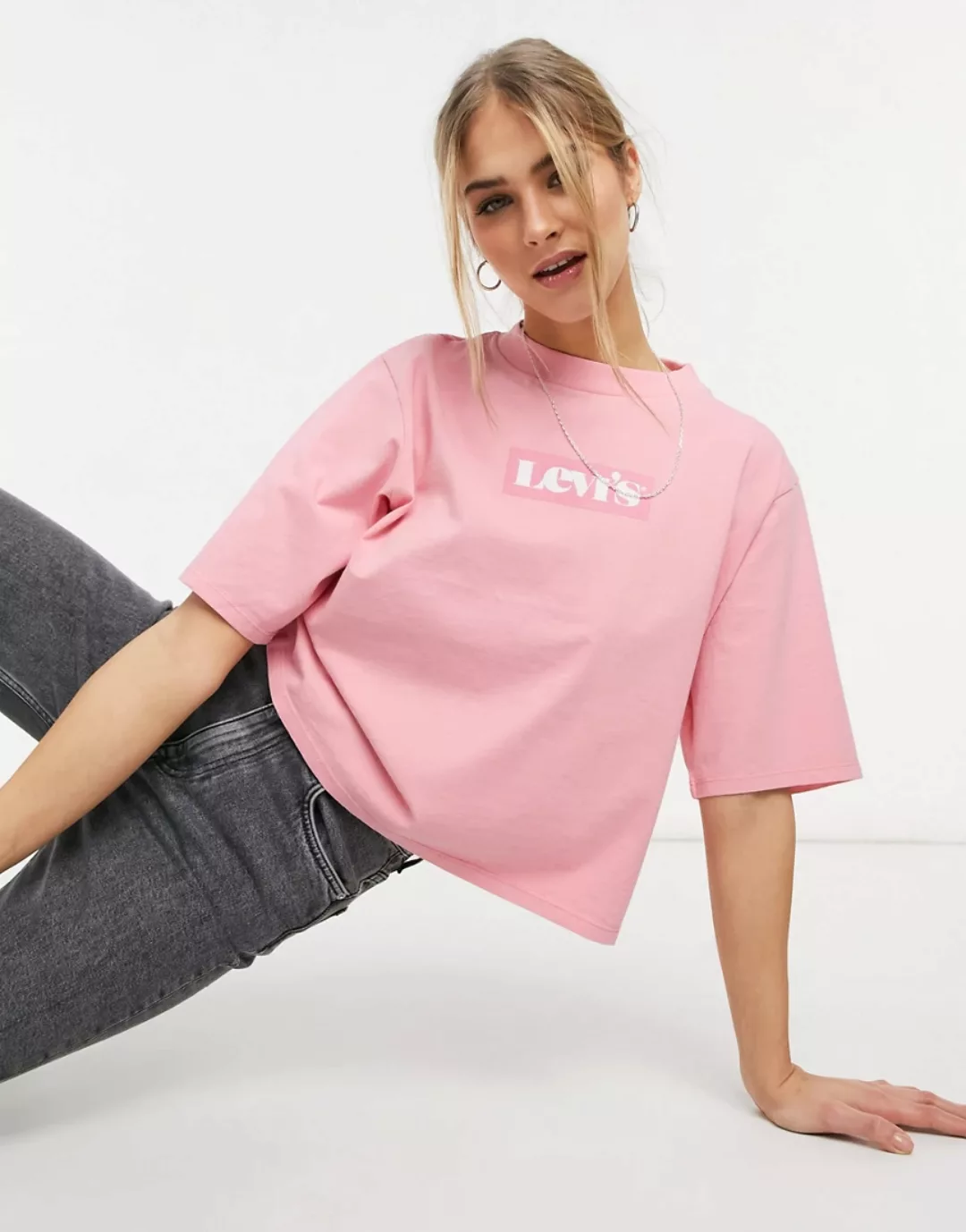 Levi's – Kastenförmiges T-Shirt mit kurzem Schnitt und Etikett-Boxlogo in R günstig online kaufen