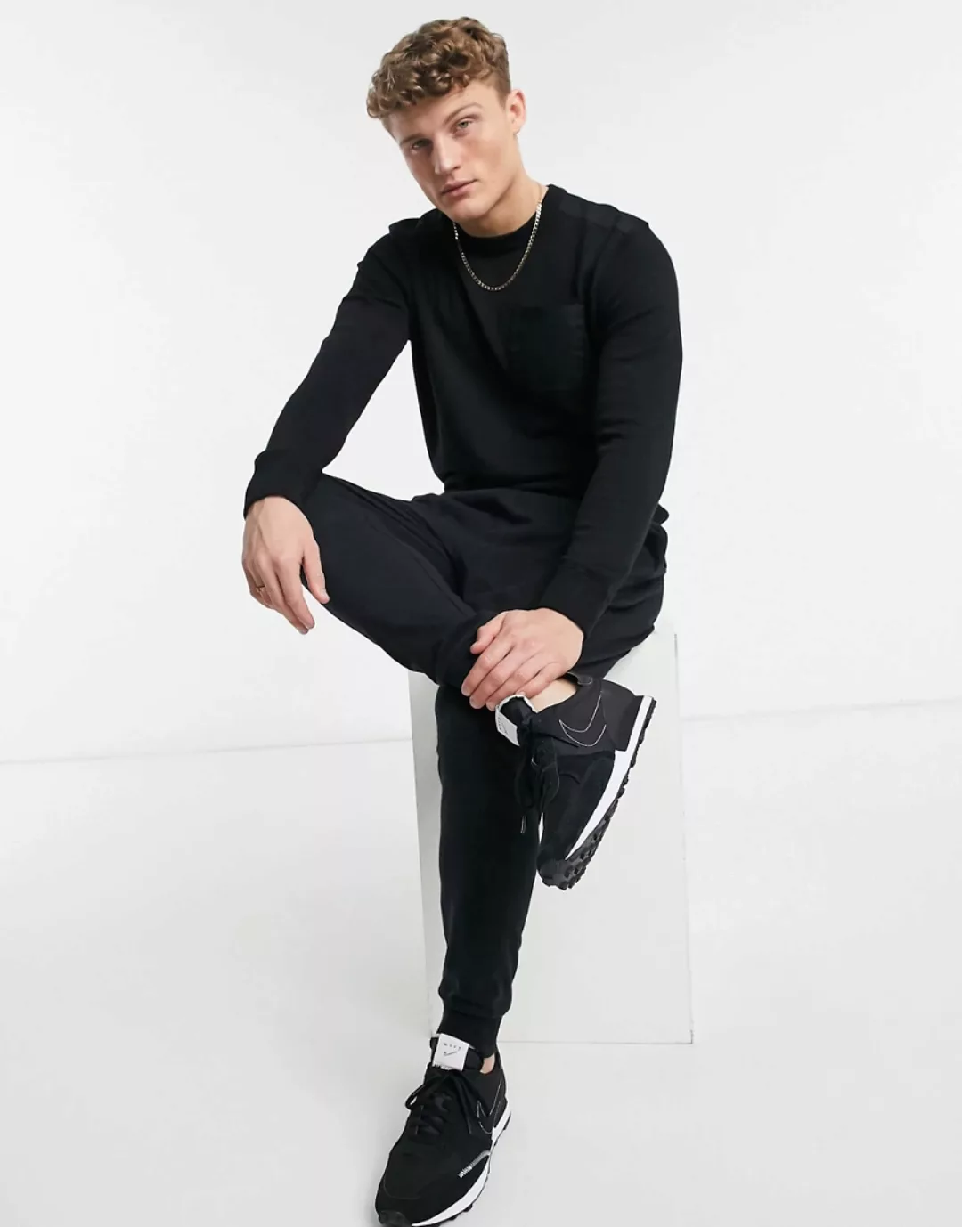 Burton Menswear – Schwarzer Pullover mit farblich abgesetzter Tasche günstig online kaufen
