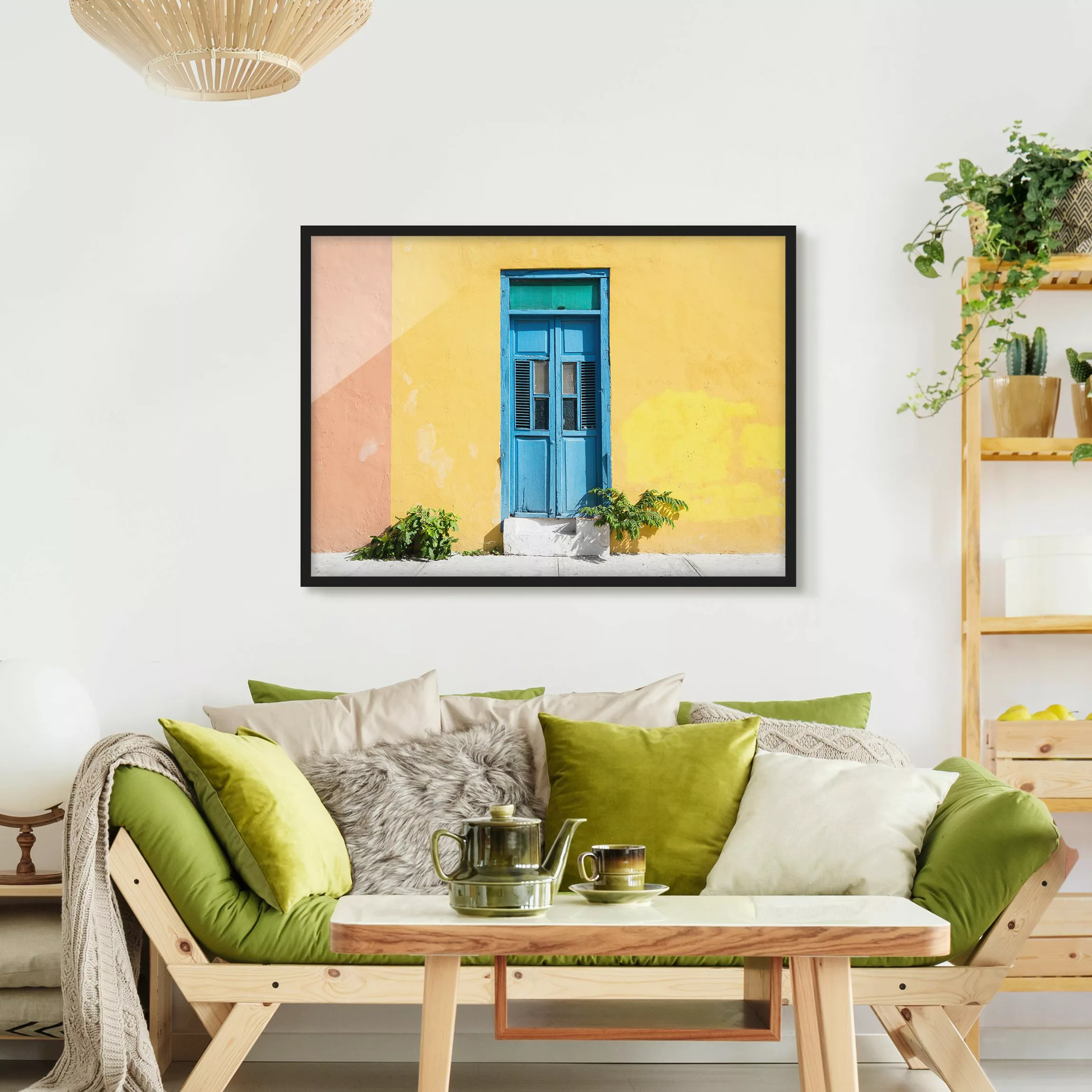 Bild mit Rahmen Architektur & Skyline - Querformat Bunte Wand blaue Tür günstig online kaufen