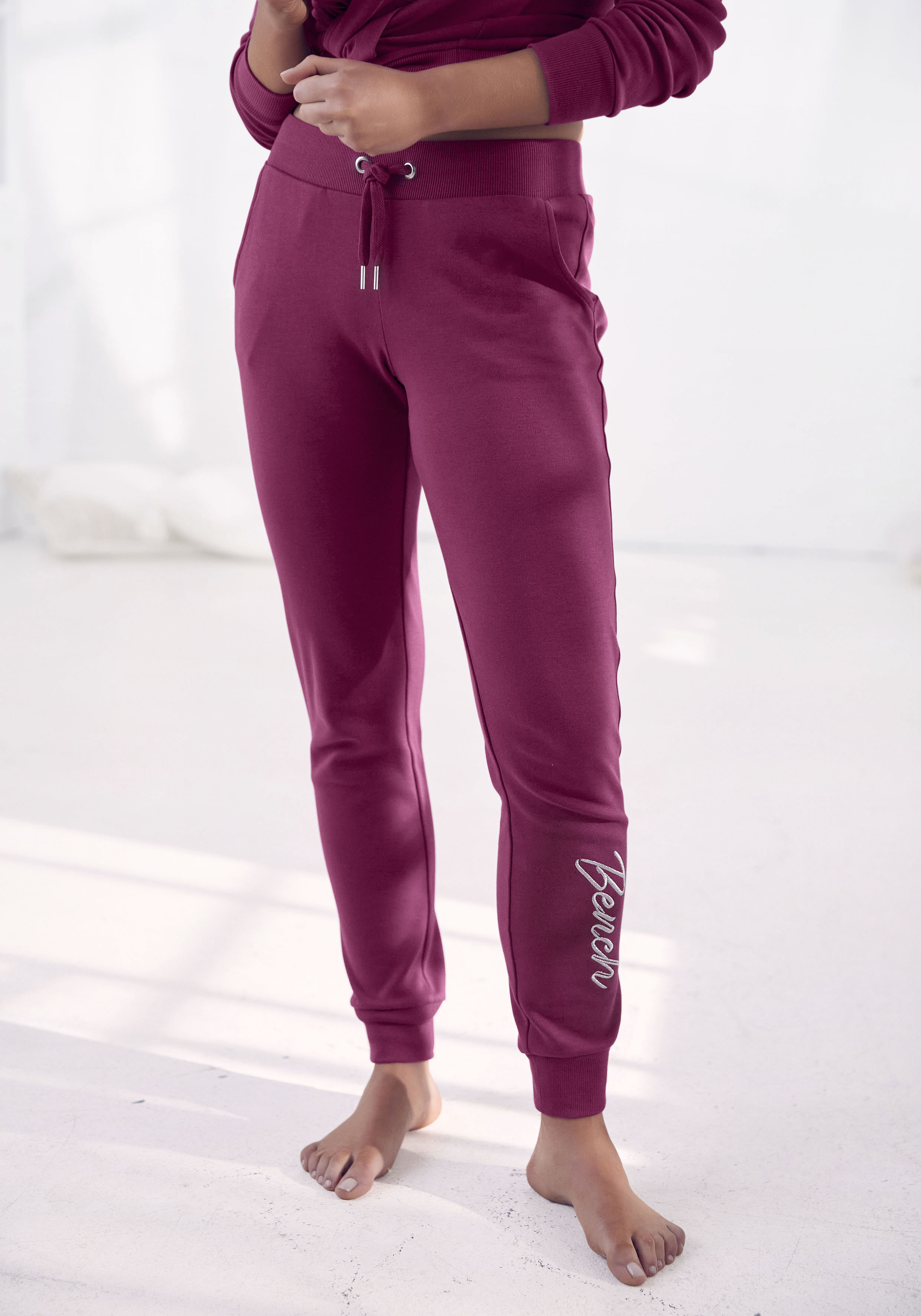 Bench. Loungewear Relaxhose, mit glänzender Logostickerei, Loungewear günstig online kaufen