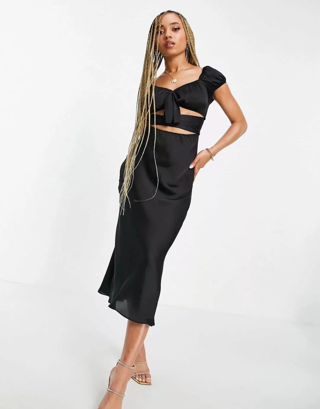 ASOS DESIGN – Midi-Wickelkleid aus Satin in Schwarz mit Zierausschnitten un günstig online kaufen
