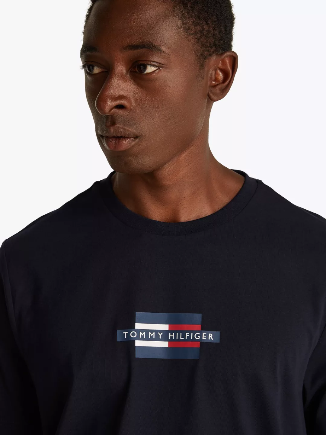 Tommy Hilfiger Kurzarmshirt "FLAG BOX TEE", Mit Rundhalsausschnitt günstig online kaufen