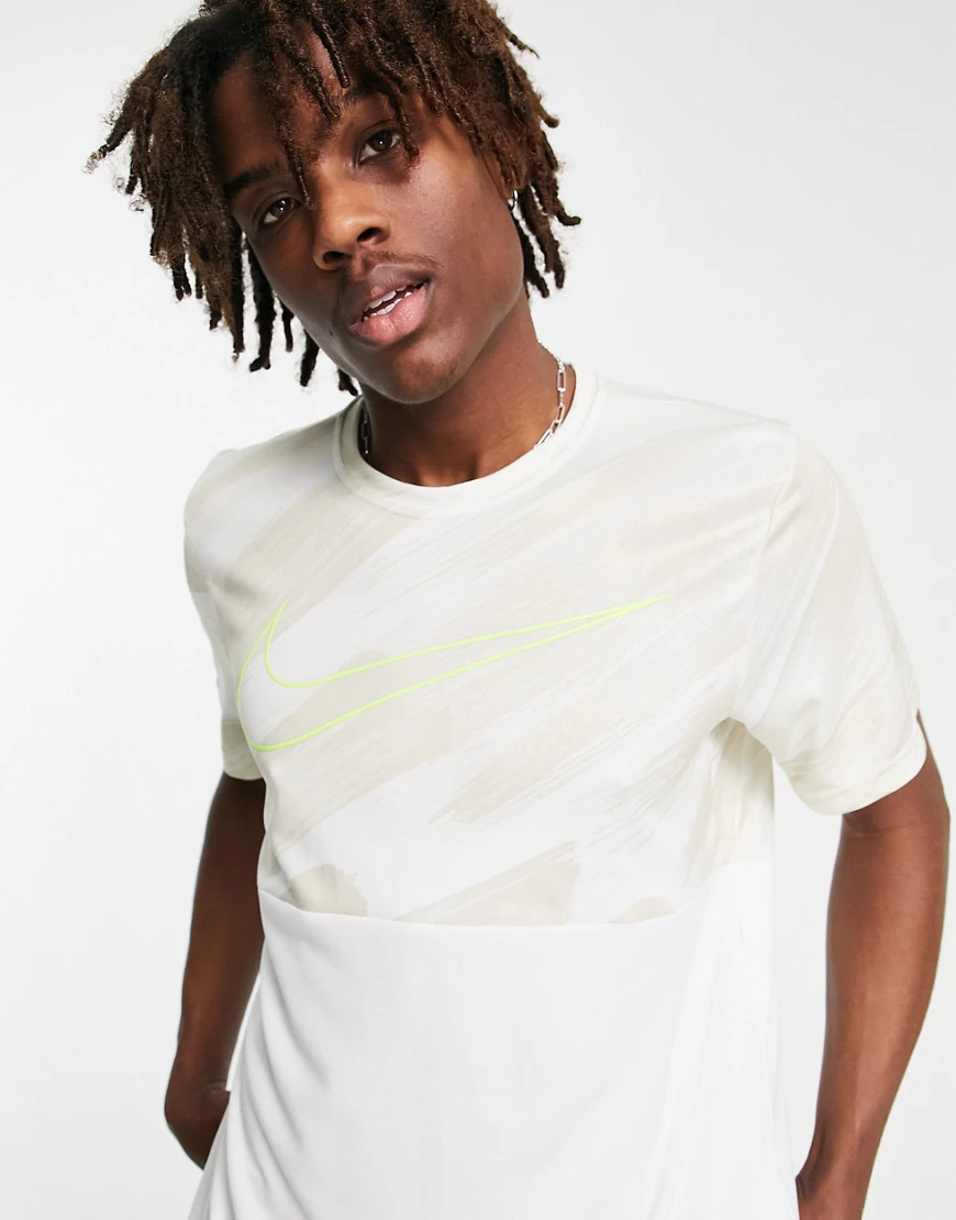 Nike Training – Sport Clash – T-Shirt in Stein mit Farbblockdesign-Neutral günstig online kaufen
