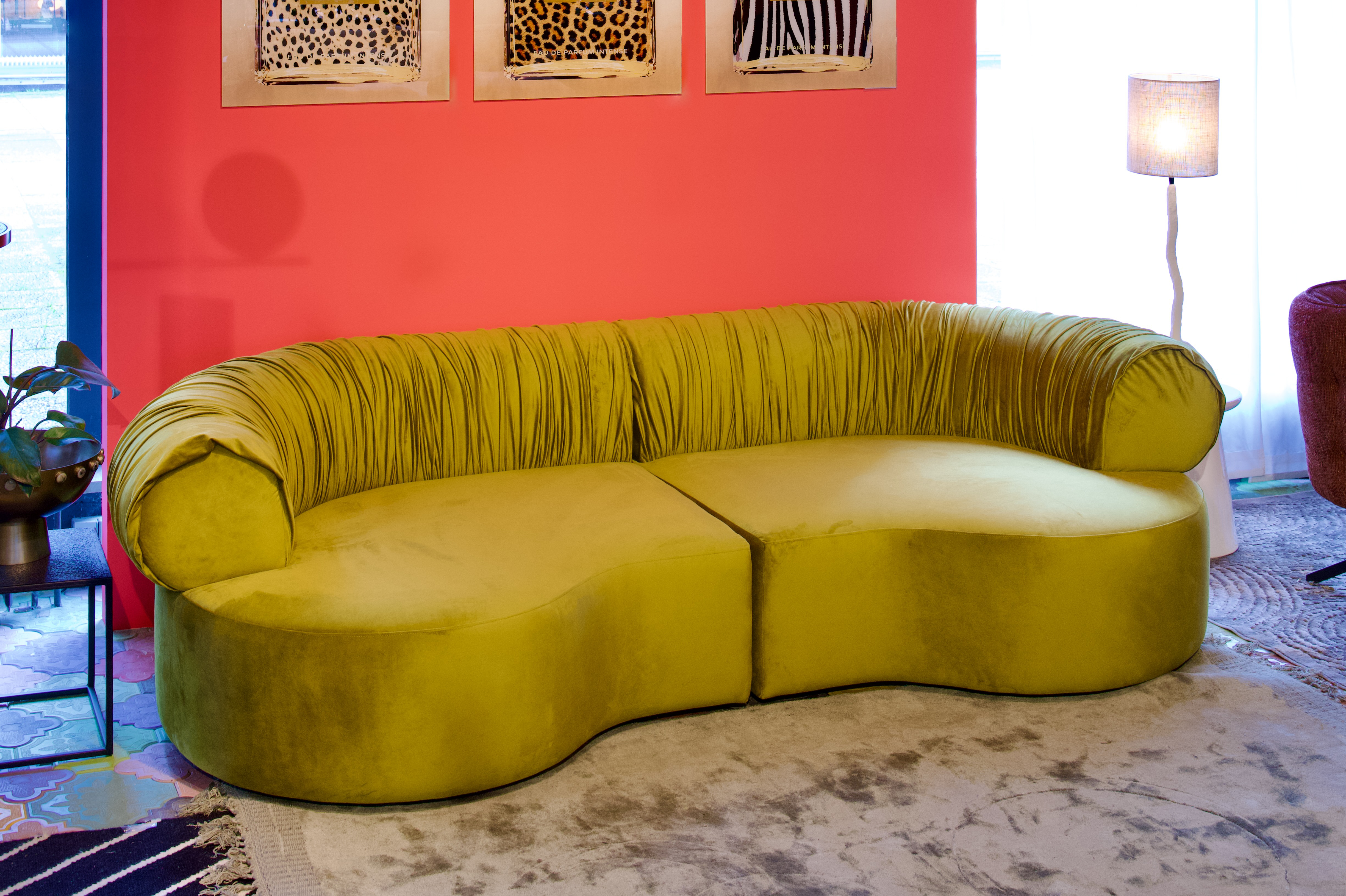 Organisch geformtes 3-Sitzer Sofa Emira in ockergrünem Samt günstig online kaufen