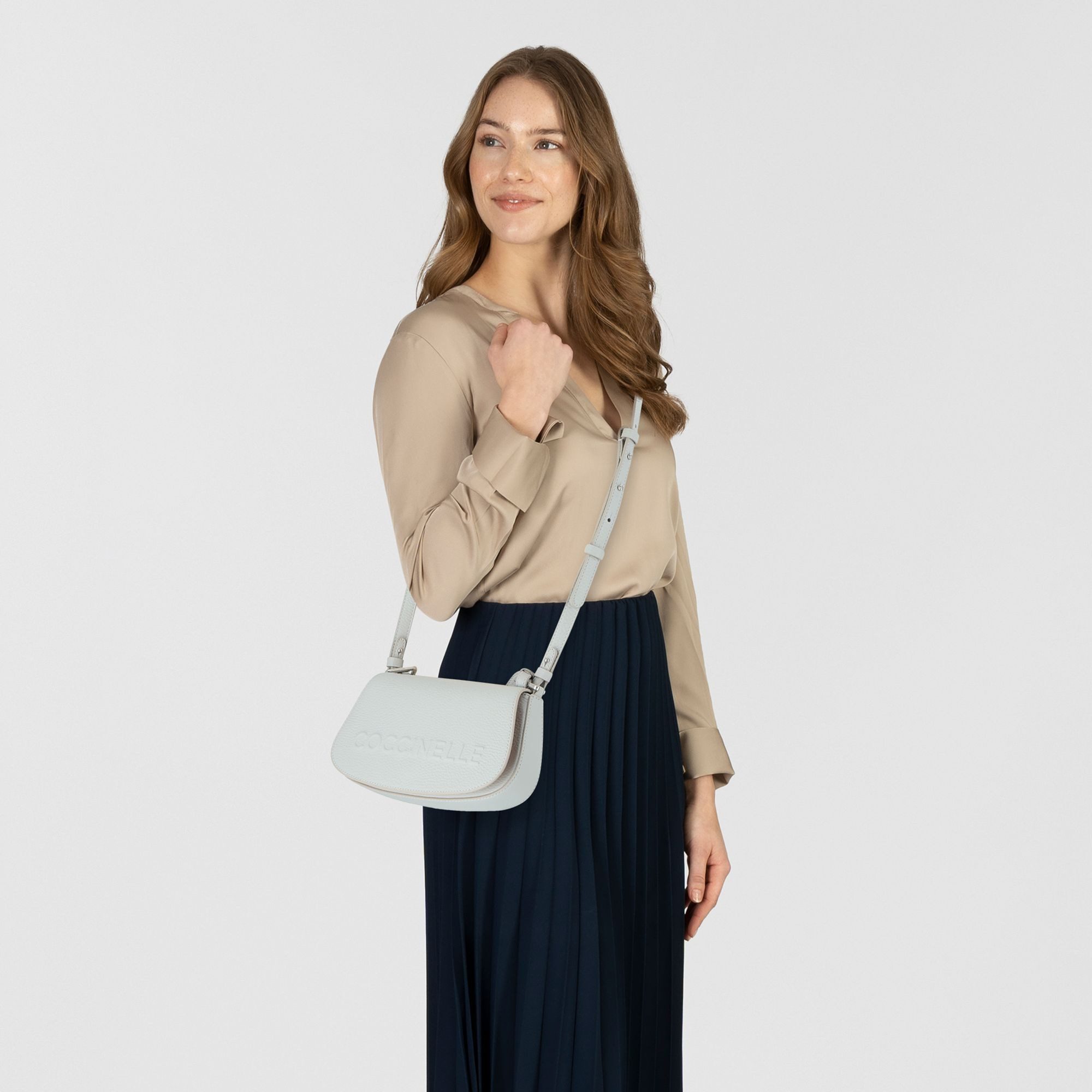 COCCINELLE Schultertasche Myrtha, Leder günstig online kaufen