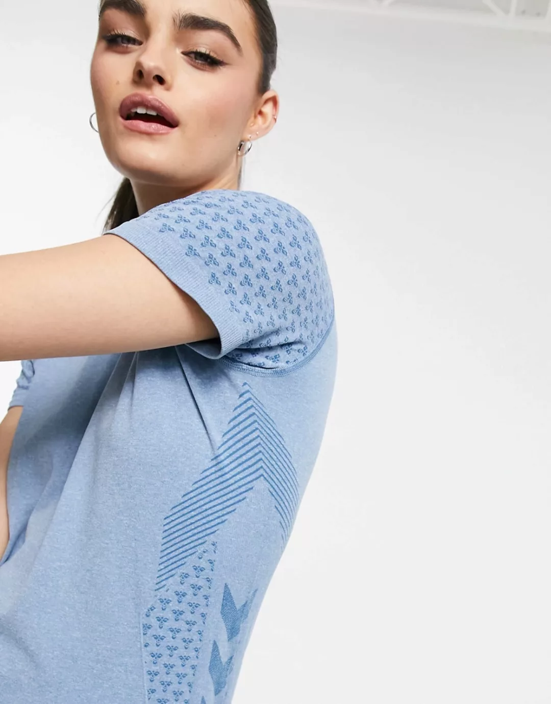 Hummel CI – Nahtloses T-Shirt in verblasstem Denimblau günstig online kaufen