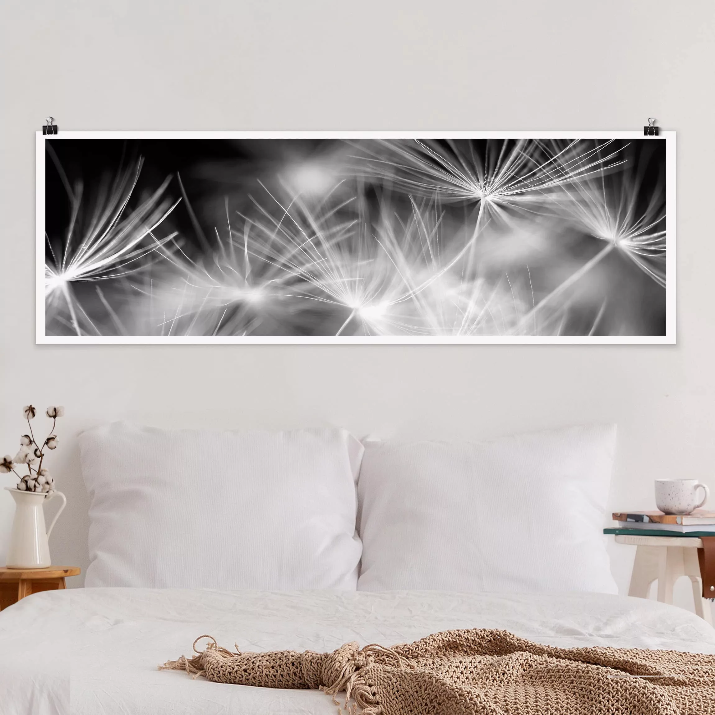 Panorama Poster Blumen Bewegte Pusteblumen Nahaufnahme auf schwarzem Hinter günstig online kaufen