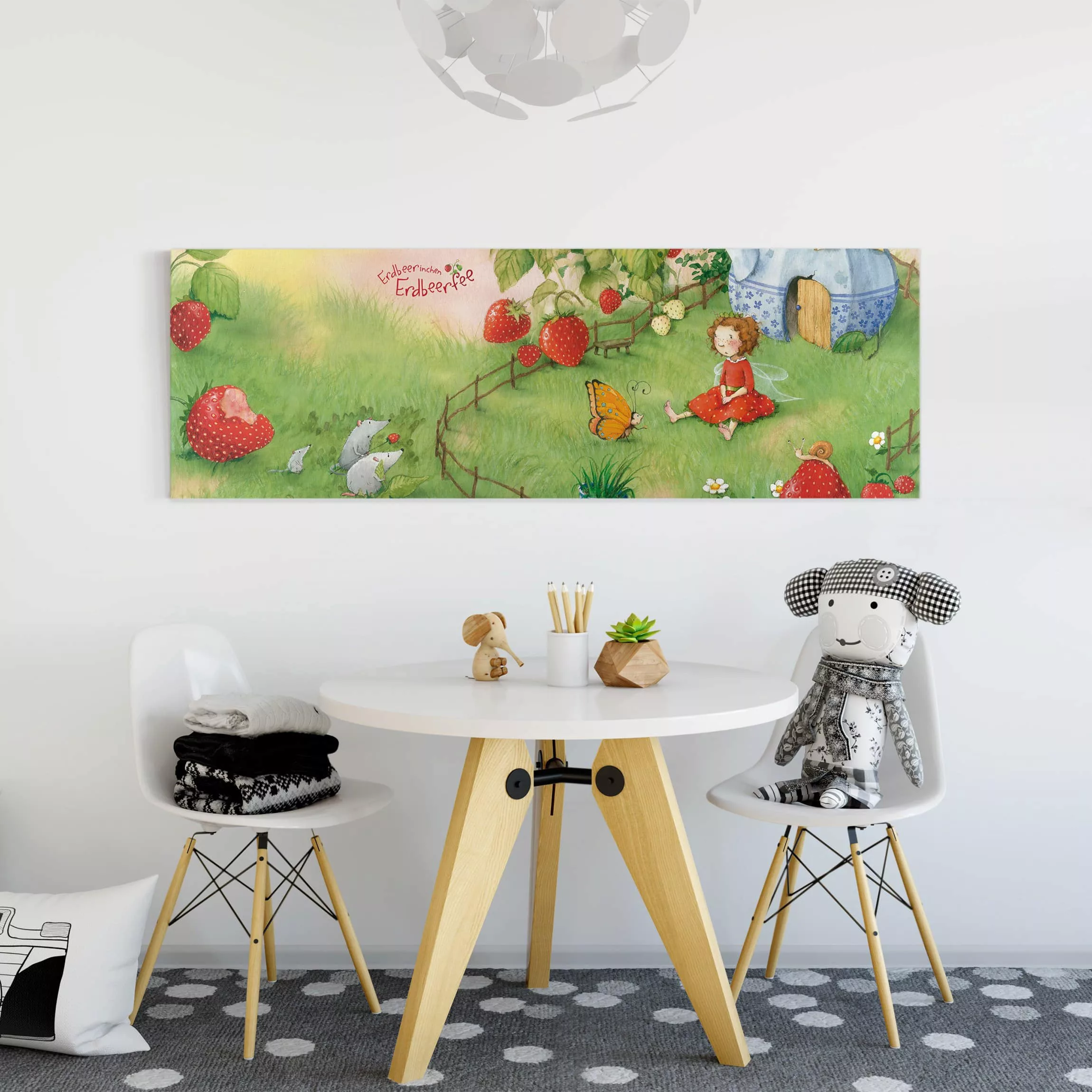Leinwandbild Kinderzimmer - Panorama Erdbeerinchen Erdbeerfee - Im Garten günstig online kaufen