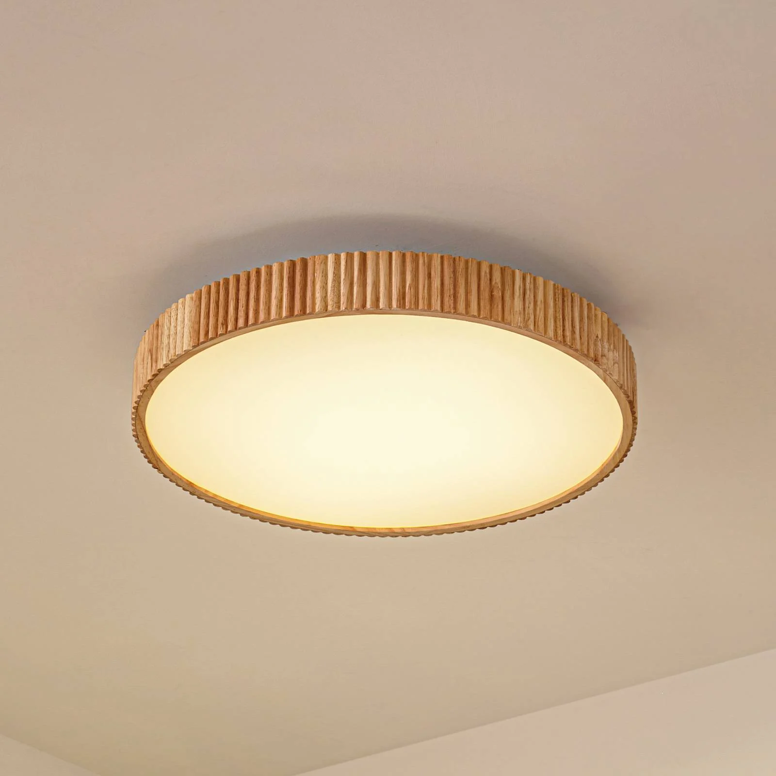 Lindby LED-Deckenleuchte Velua, weiß/holz hell, CCT, Ø 50 cm günstig online kaufen