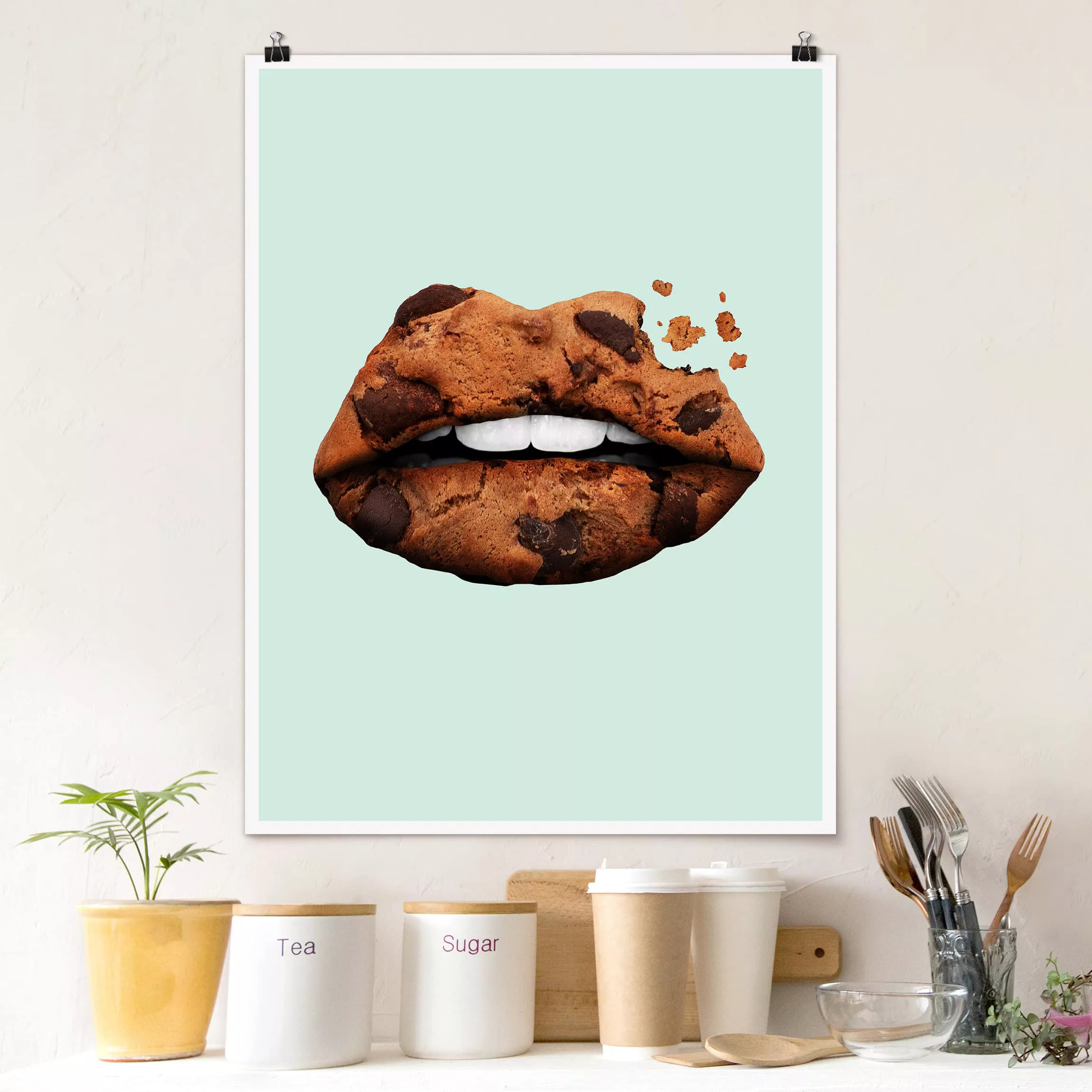 Poster Kunstdruck - Hochformat Lippen mit Keks günstig online kaufen