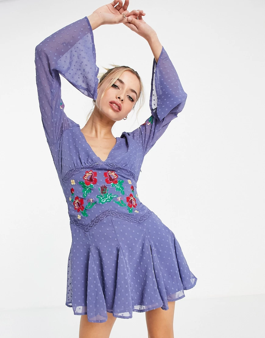 ASOS DESIGN – Mini-Skaterkleid mit besticktem Godet und Spitzenbesatz-Blau günstig online kaufen