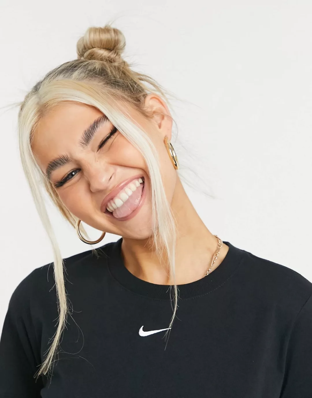 Nike – Essential – Kurzärmliges T-Shirt in Schwarz mit Mini-Swoosh günstig online kaufen