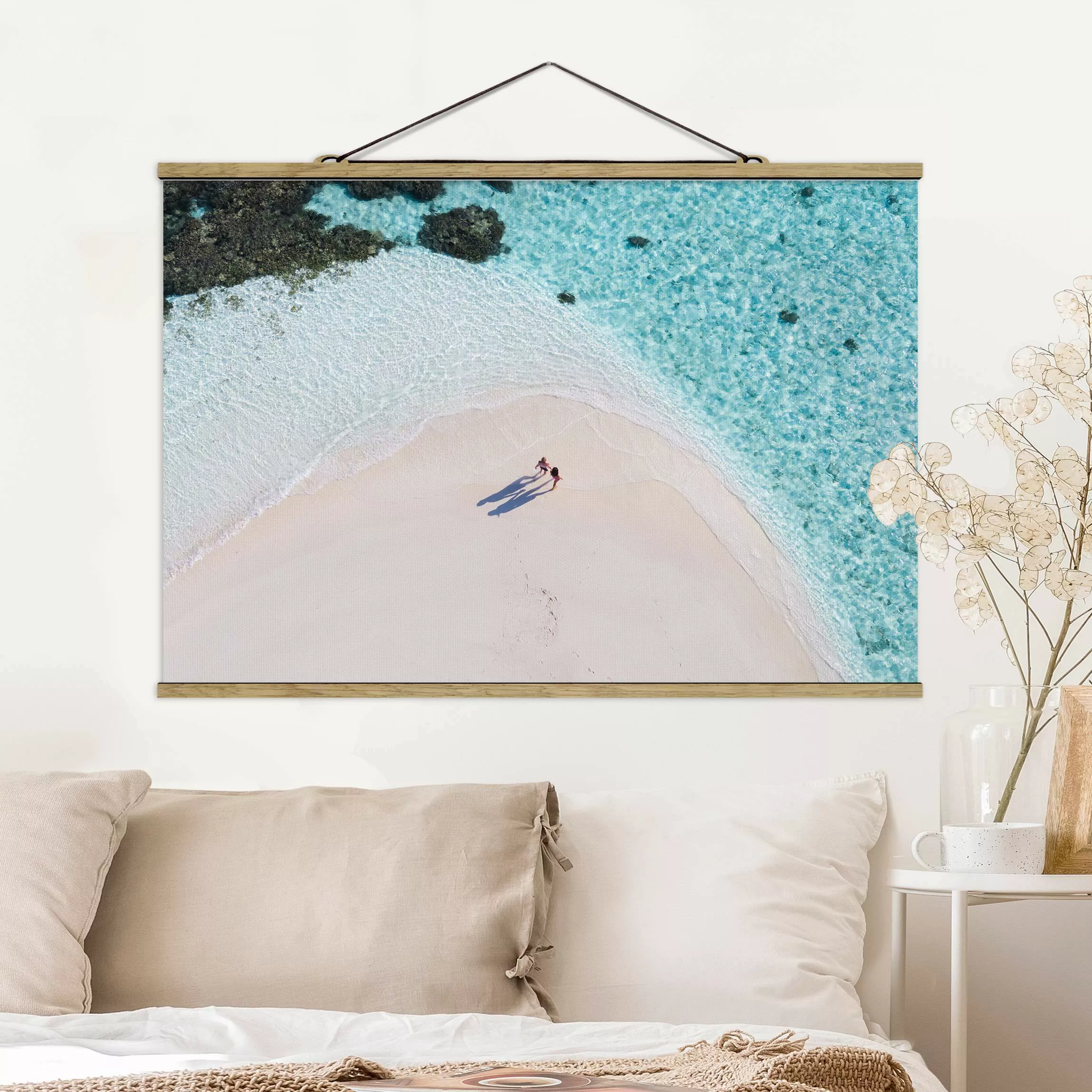 Stoffbild mit Posterleisten Paar am Strand günstig online kaufen