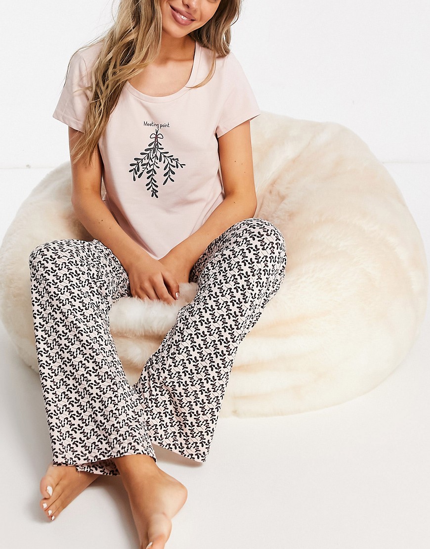 Monki – Weihnachtlicher Pyjama aus Bio-Baumwolle in Rosa mit Mistelzweig-Pr günstig online kaufen