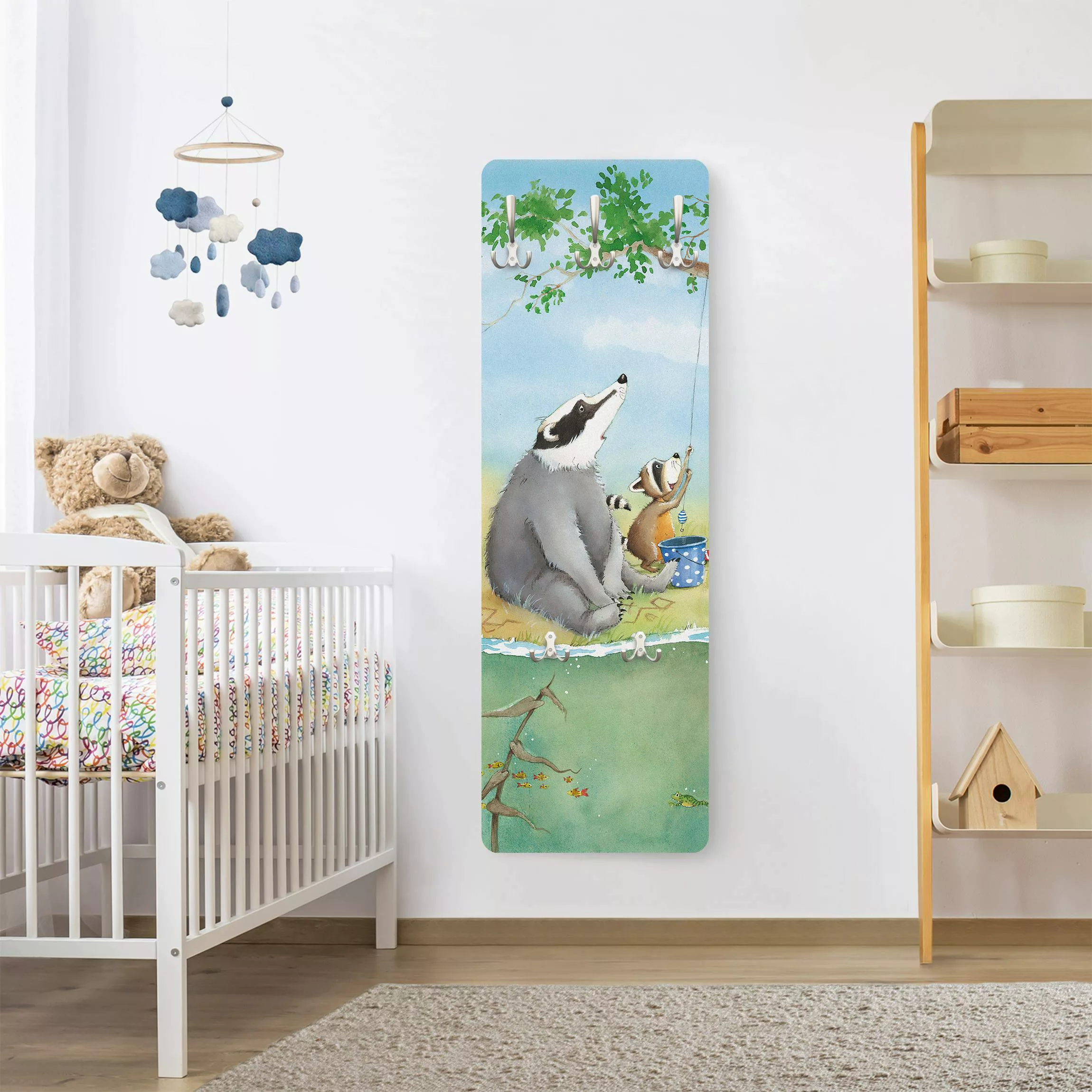 Wandgarderobe Holzpaneel Kinderzimmer Wassili Waschbär - Ein Fahrstuhl für günstig online kaufen