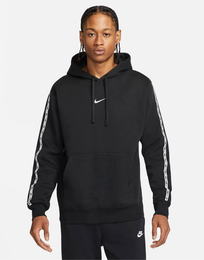 Nike – Kapuzenpullover in Schwarz mit Zierband mit sich wiederholendem Logo günstig online kaufen